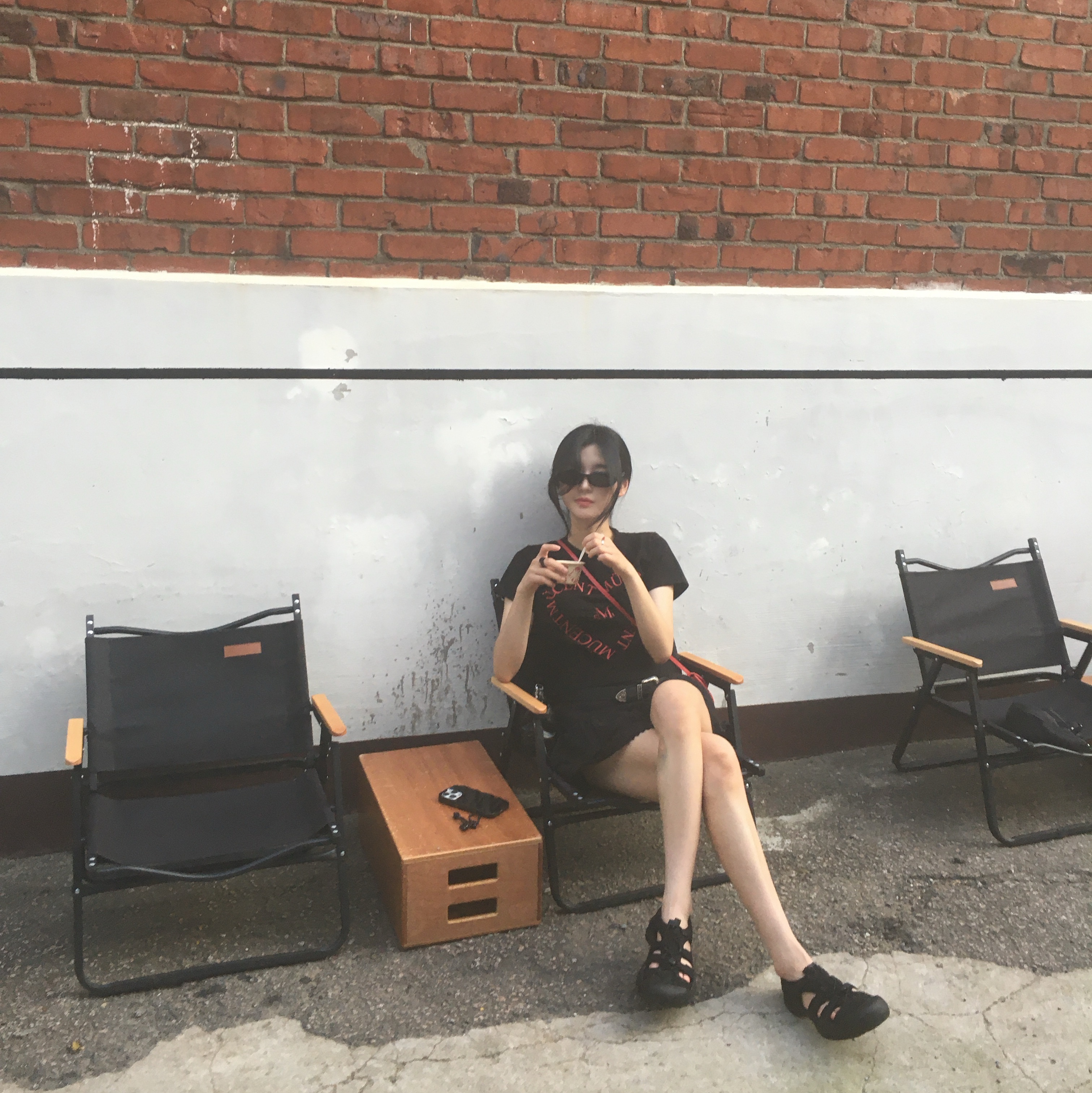 Gentle Monster Bandoneon.S 01 Black, (W) Keen Newport H2 Triple Black 착용 스타일 - 4