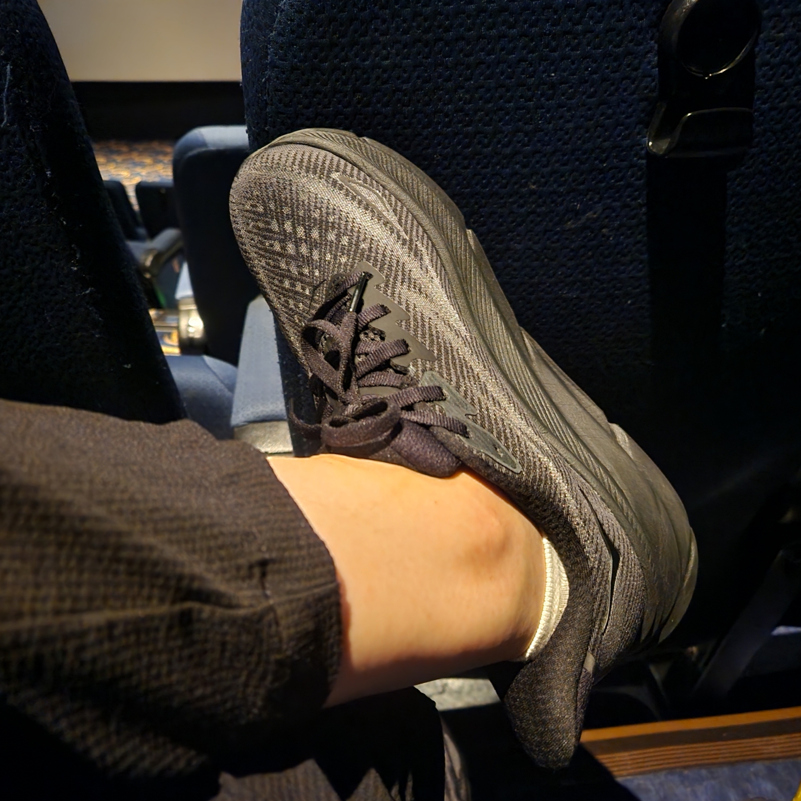 Hoka Clifton 9 Black - Wide 착용 스타일