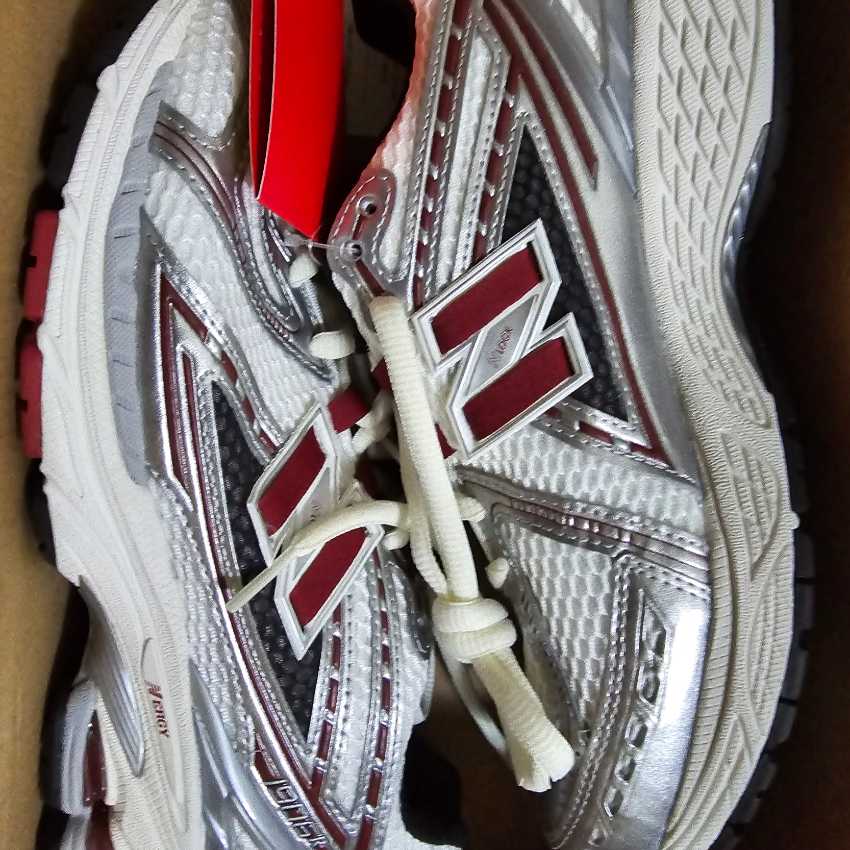 New Balance 1906R Silver Metallic Classic Crimson 착용 스타일