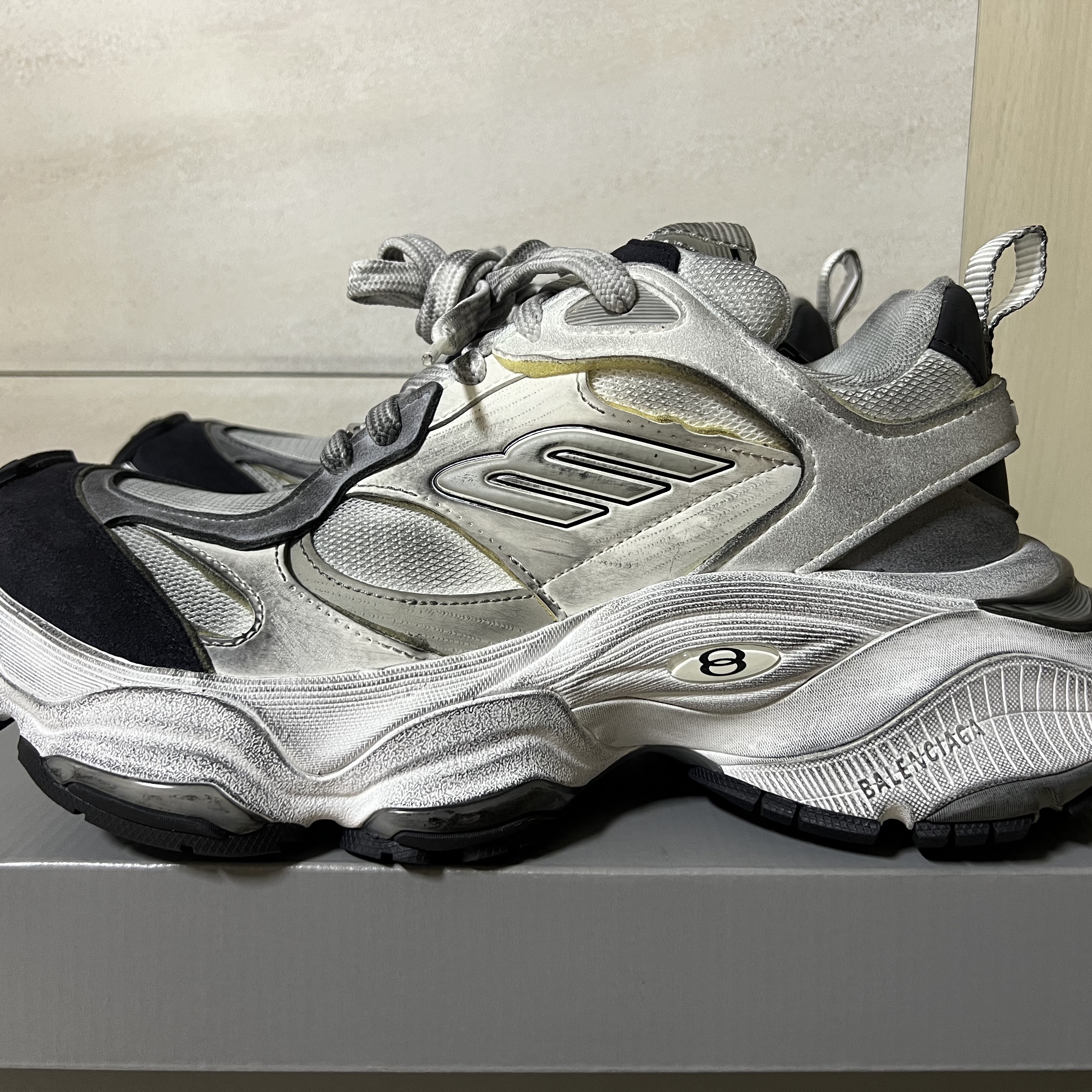 Balenciaga Cargo Sneakers White Grey, Nos Couleurs x Koin x Llud Rivet Carpenter Pants White 착용 스타일 - 2