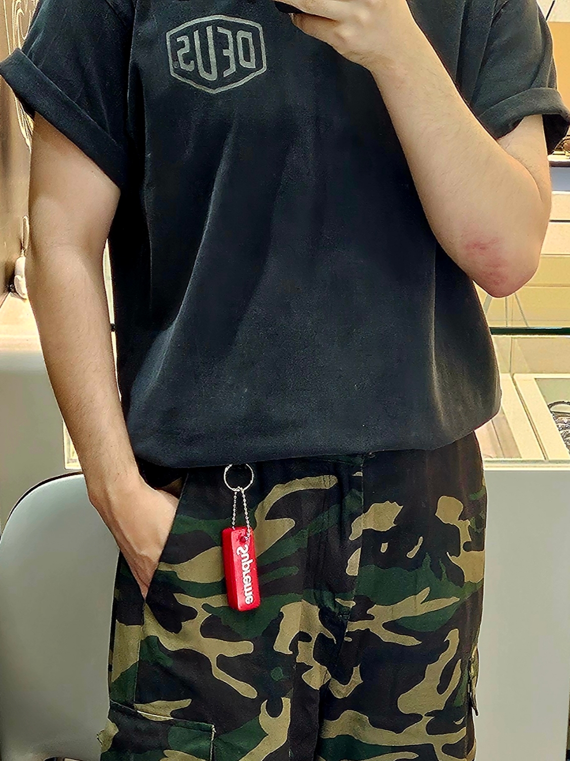 Deus Ex Machina Vintage Washed Seoul T-Shirt Charcoal Black, Supreme Floating Keychain Red - 23FW 착용 스타일 - 1
