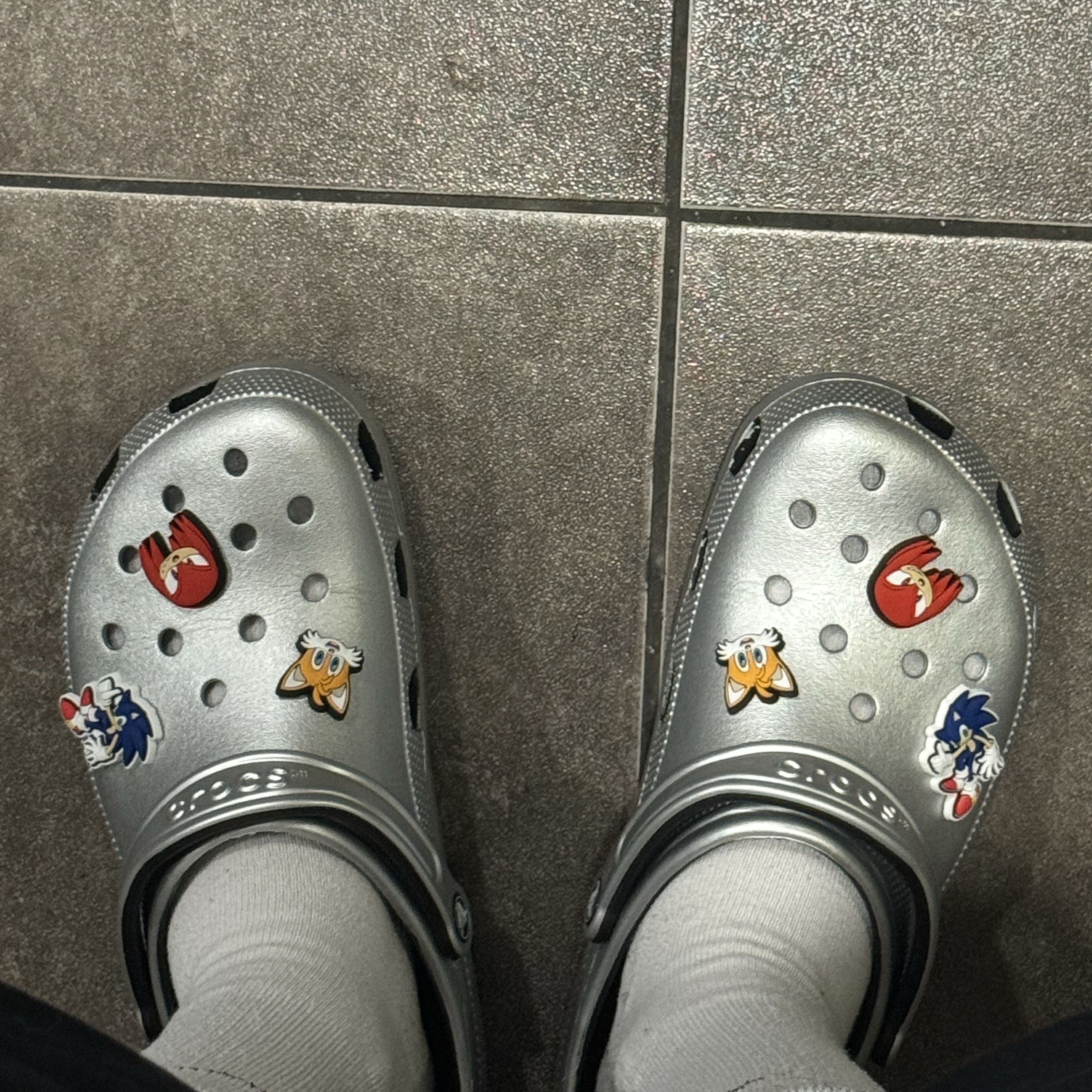 Crocs Classic Metallic Clog Silver 착용 스타일
