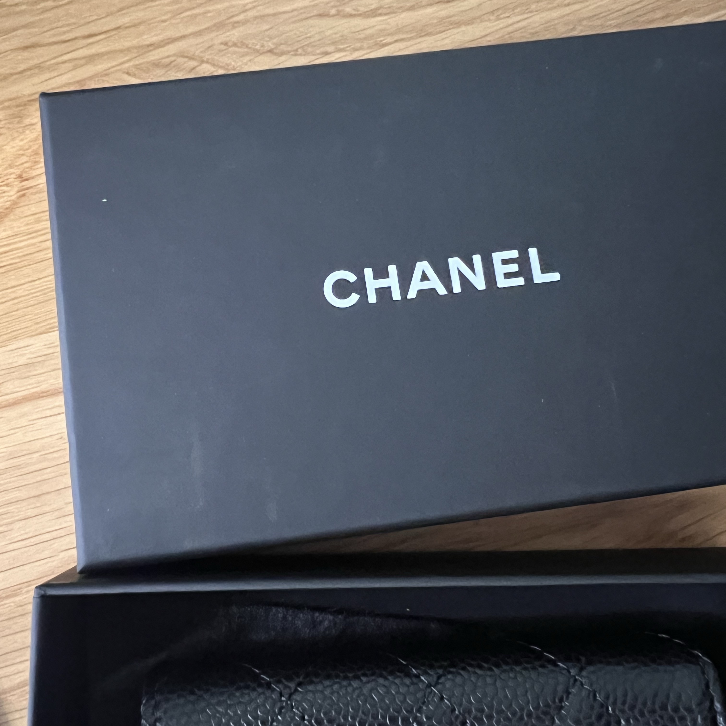 Chanel Classic Card Holder Grained Calfskin & Silver Black 착용 스타일 - 4