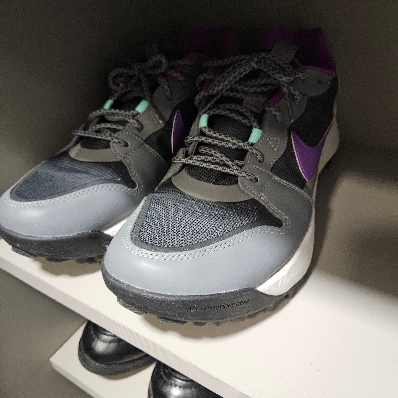 Nike ACG Lowcate Smoke Grey Vivid Purple 착용 스타일