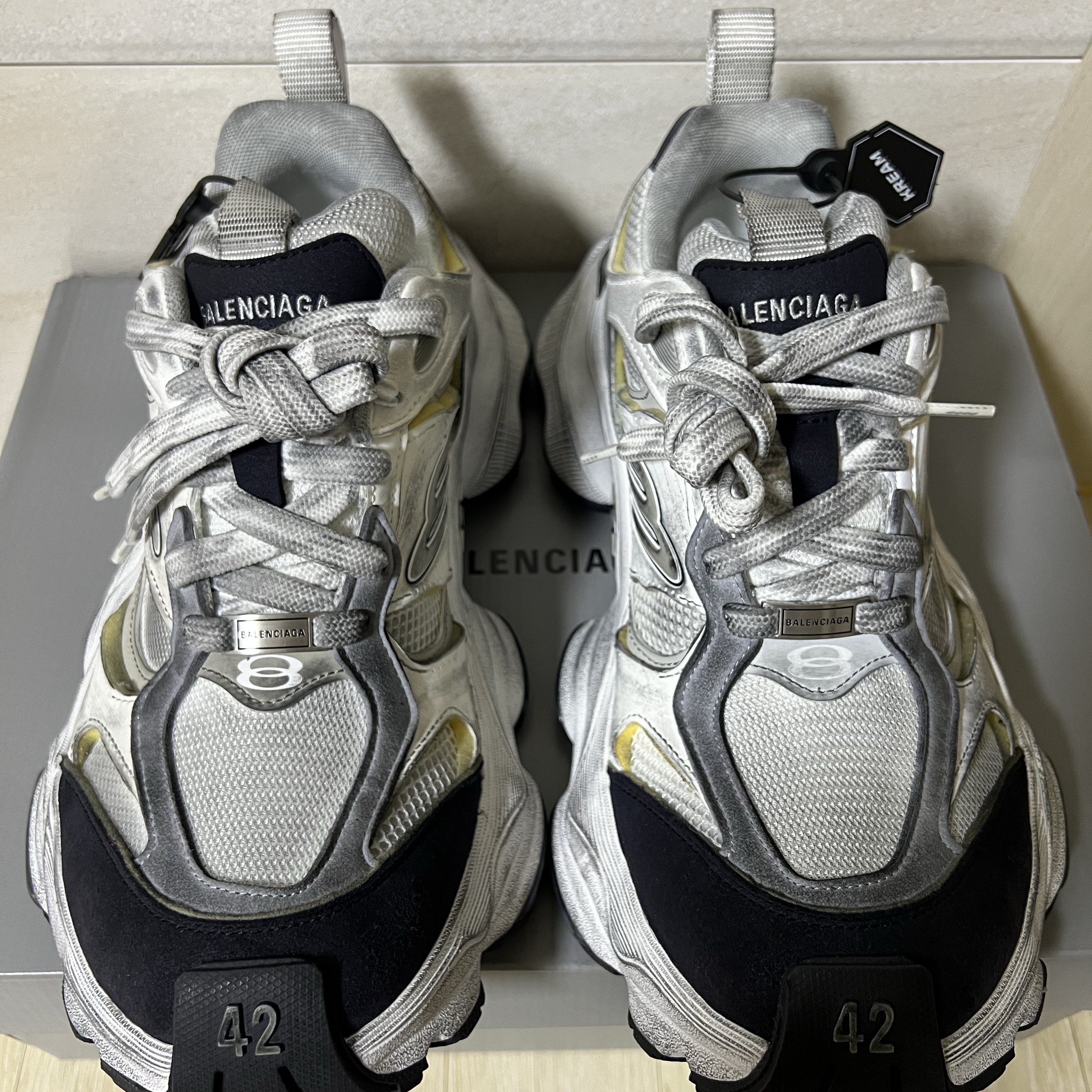 Balenciaga Cargo Sneakers White Grey, Nos Couleurs x Koin x Llud Rivet Carpenter Pants White 착용 스타일 - 1