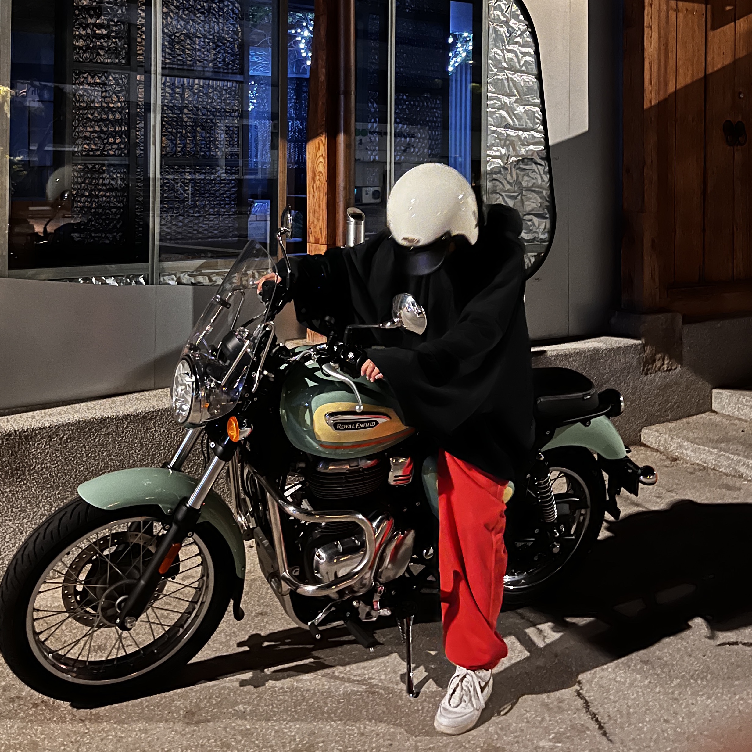 Nike x Stussy Pigment Dyed Fleece Pants Habanero Red (FJ9157-642), Yeezy Gap Engineered By Balenciaga Dove Hoodie Washed Black 착용 스타일 - 1
