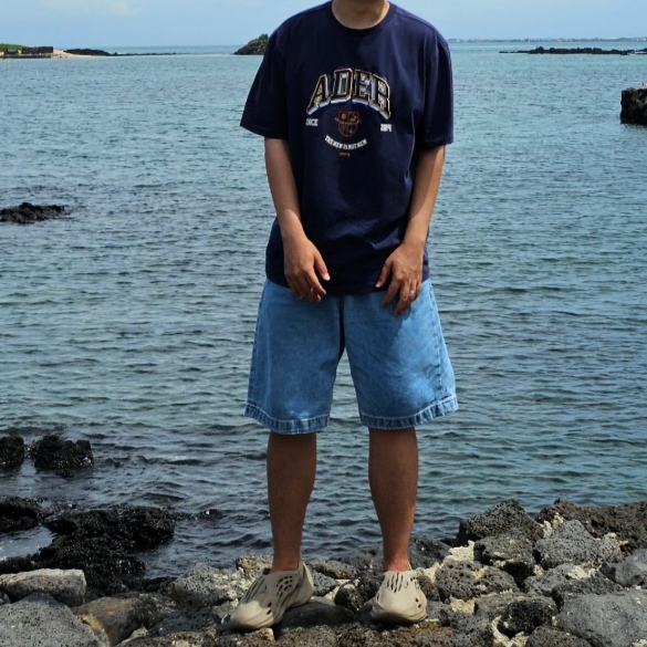 Ader Error Stoutch T-Shirt Navy, Adidas Yeezy Foam RNNR Stone Sage 착용 스타일