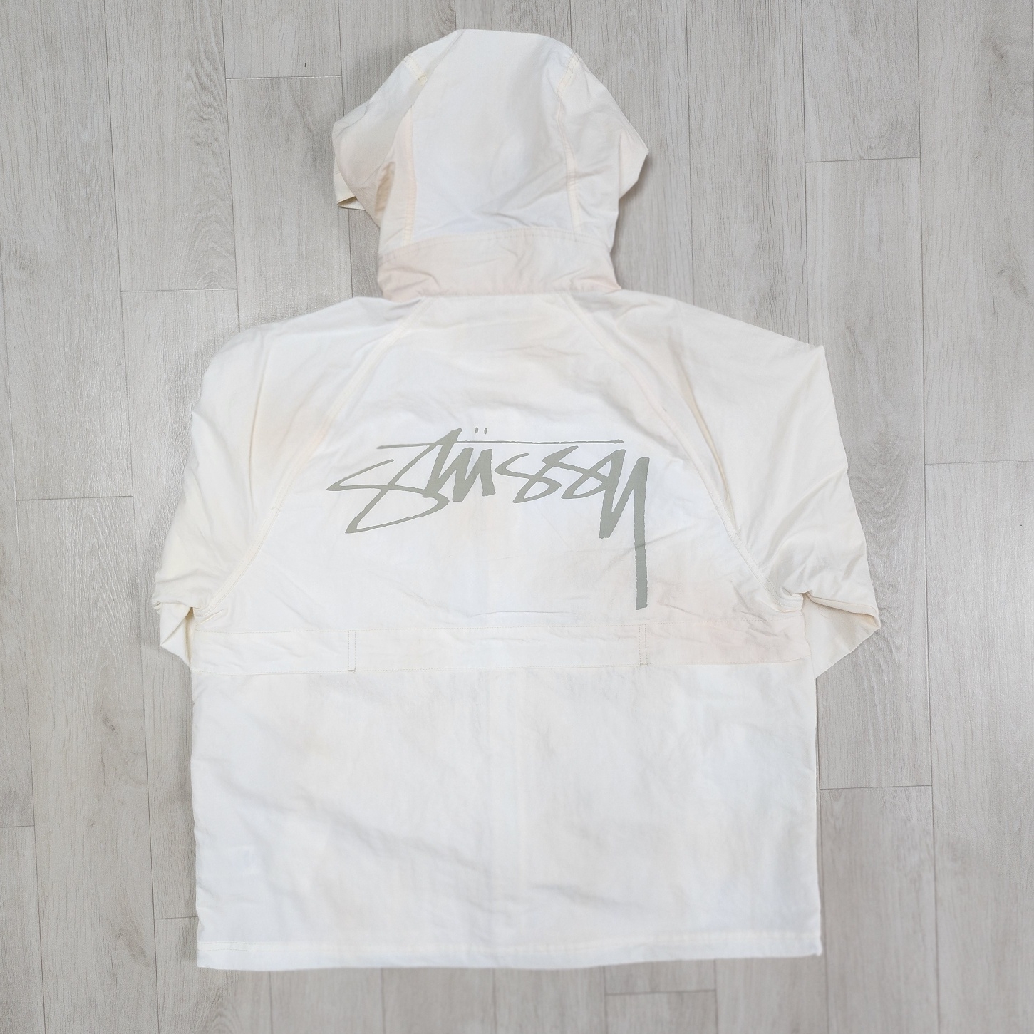 Stussy Wave Dye Beach Shell Jacket Bone 착용 스타일 - 2