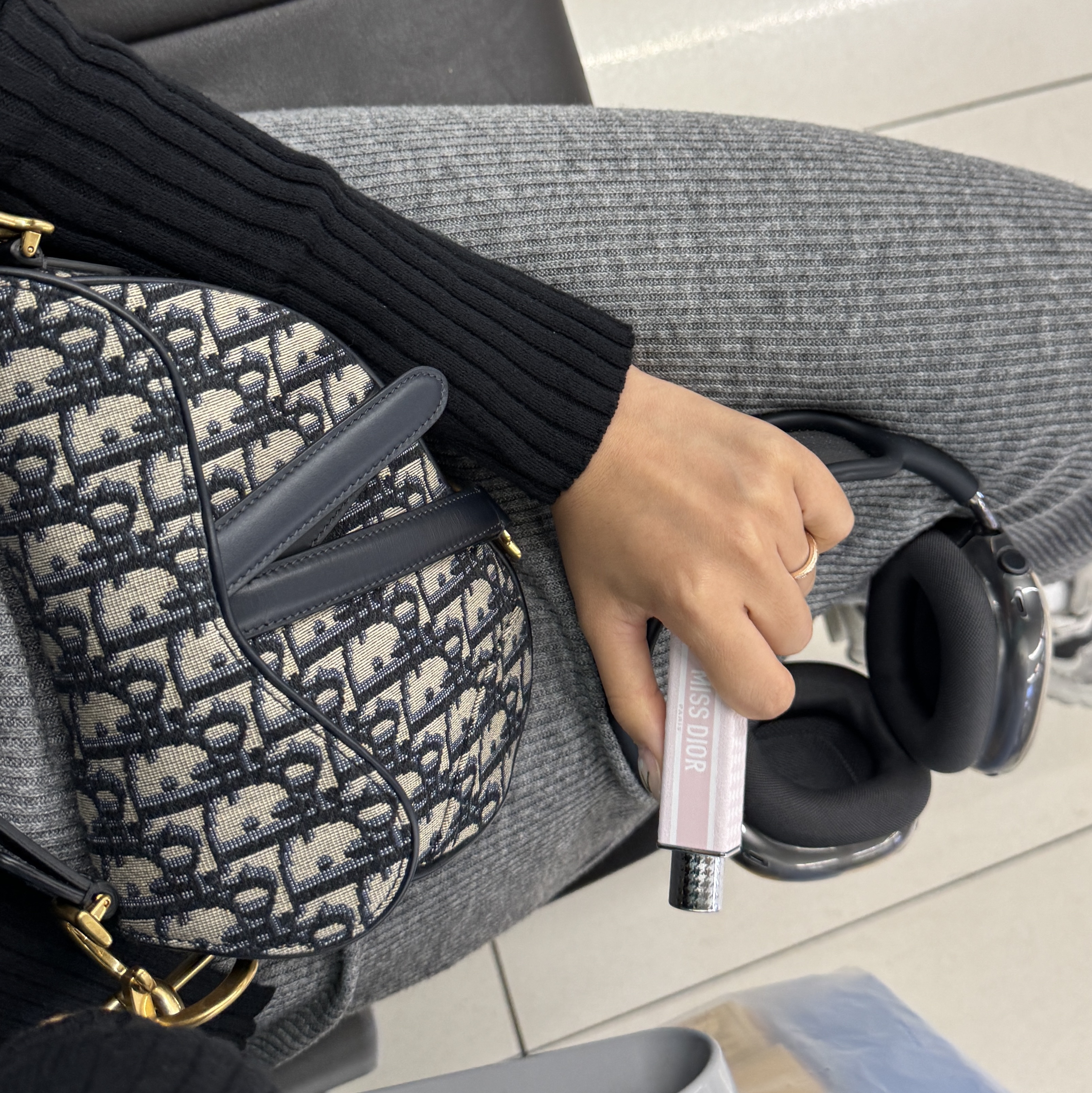 Dior Mini Saddle Bag with Strap Blue Dior Oblique Jacquard, Dior Miss Dior Blooming Bouquet Mini Miss Solid Perfume 3.2g 착용 스타일