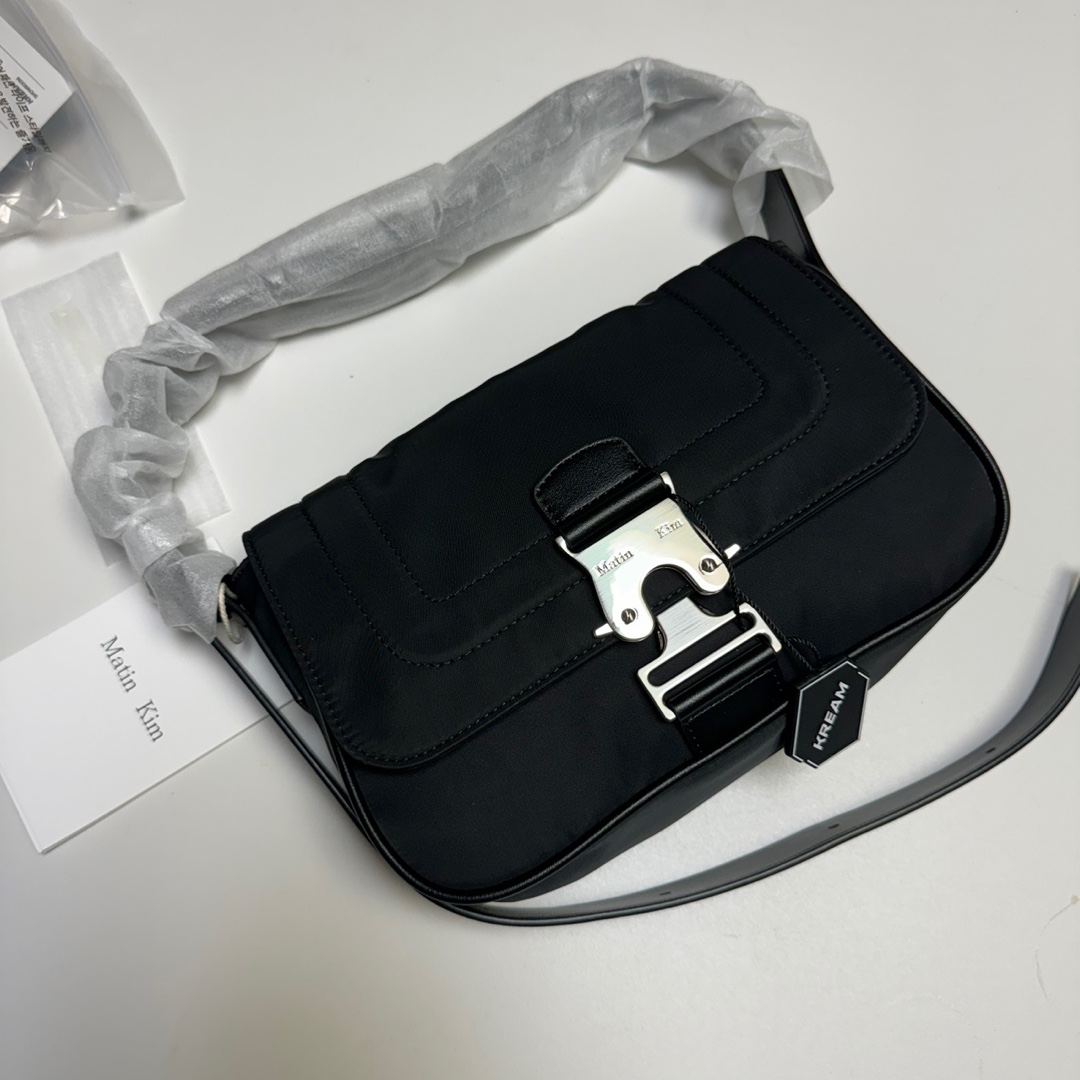 Matin Kim Mini Buckle Bag Black 착용 스타일