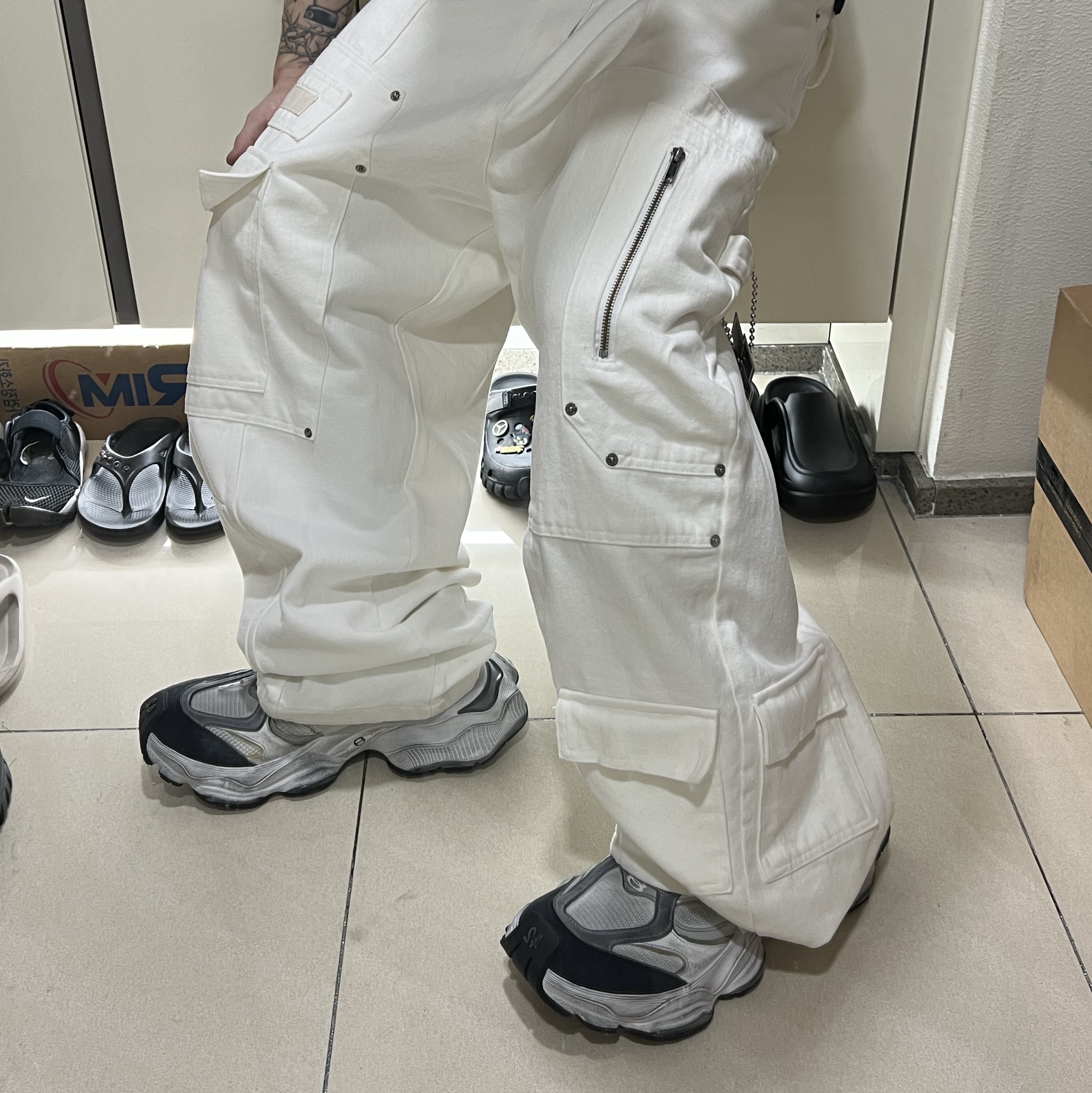 Balenciaga Cargo Sneakers White Grey, Nos Couleurs x Koin x Llud Rivet Carpenter Pants White 착용 스타일 - 3