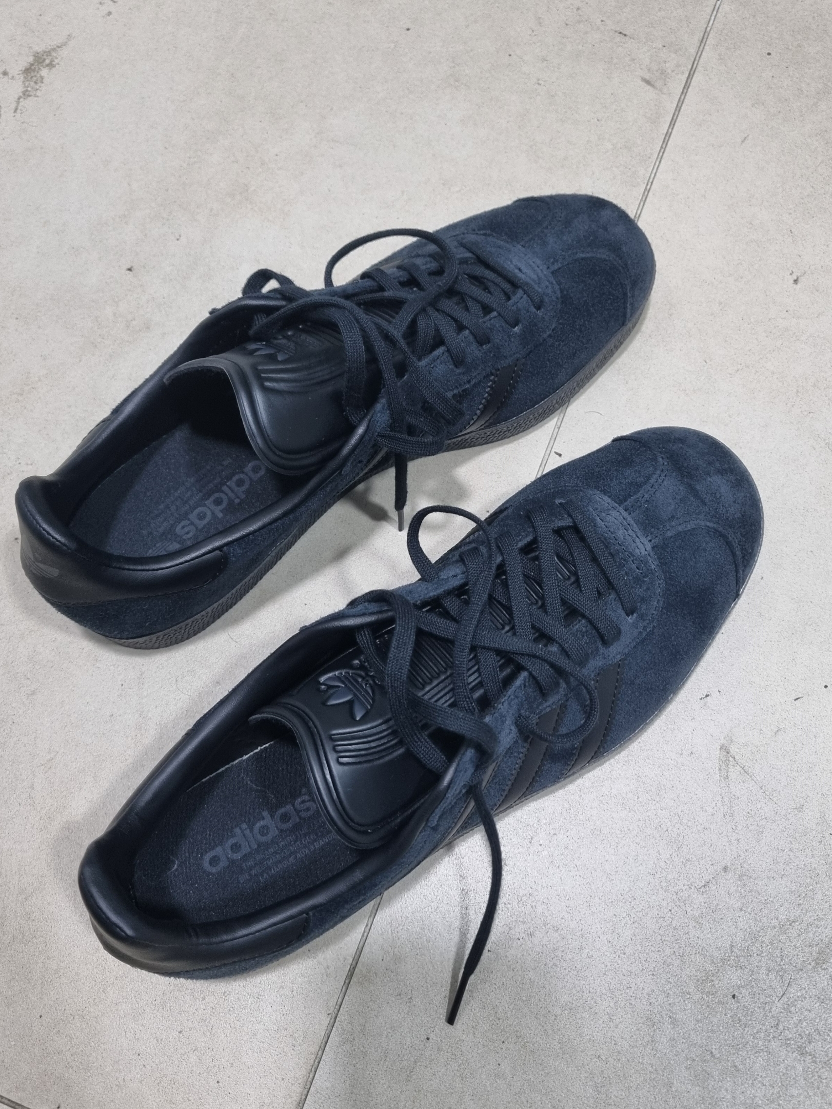 Adidas Gazelle Triple Black 착용 스타일 - 1