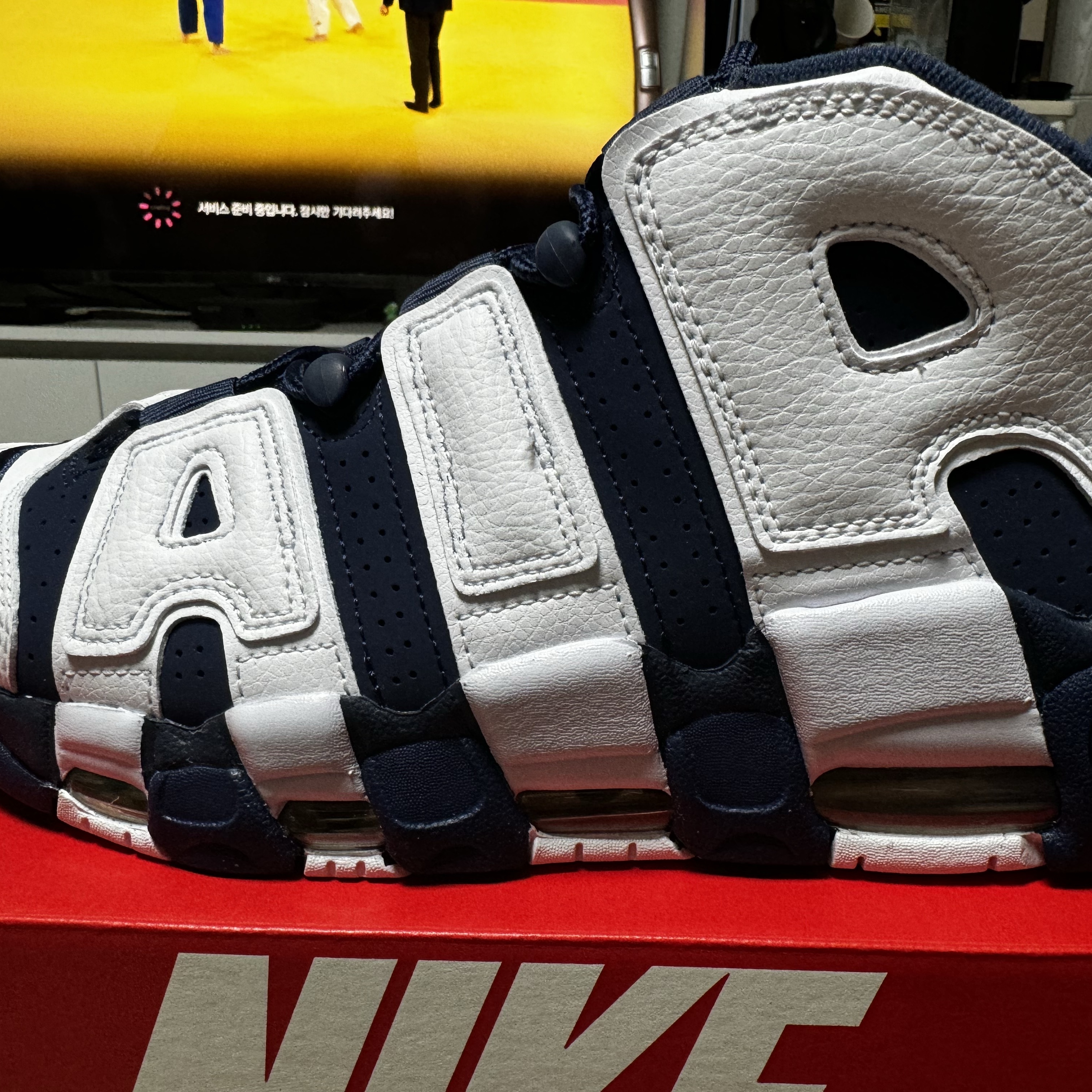 Nike Air More Uptempo 96 White Midnight Navy 착용 스타일 - 2