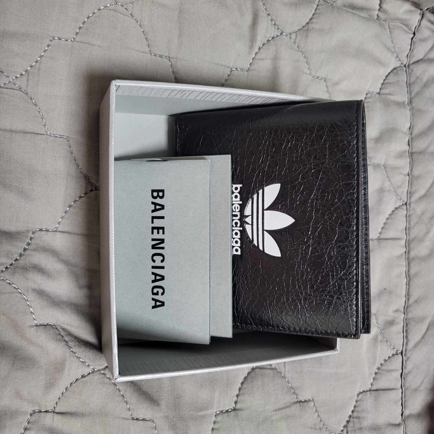 Balenciaga x Adidas Square Folded Wallet Black 착용 스타일