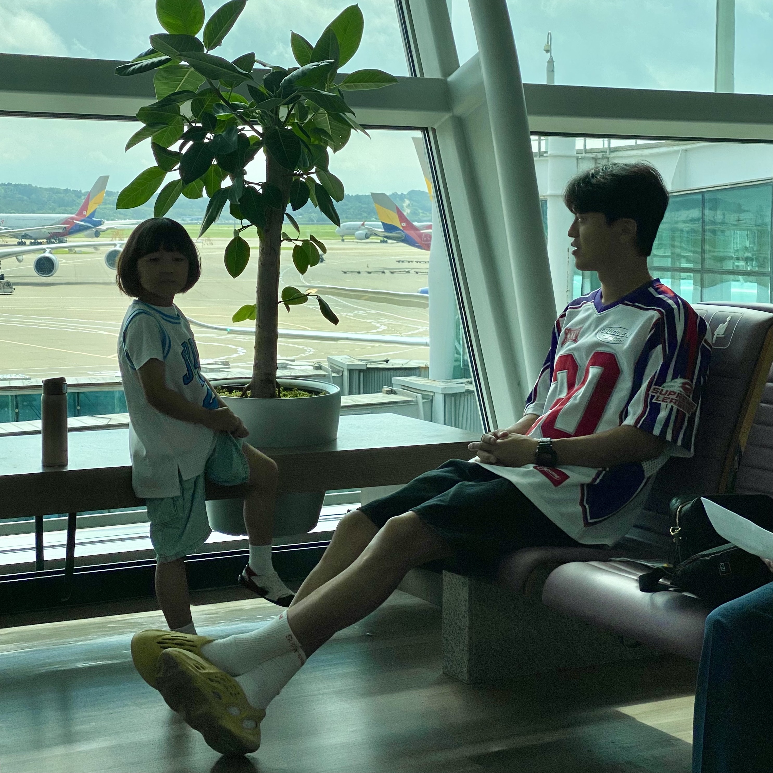 Supreme Sudden Death Football Jersey White - 24SS, Supreme Hanes Crew Socks White (4 Pack) 착용 스타일 - 2