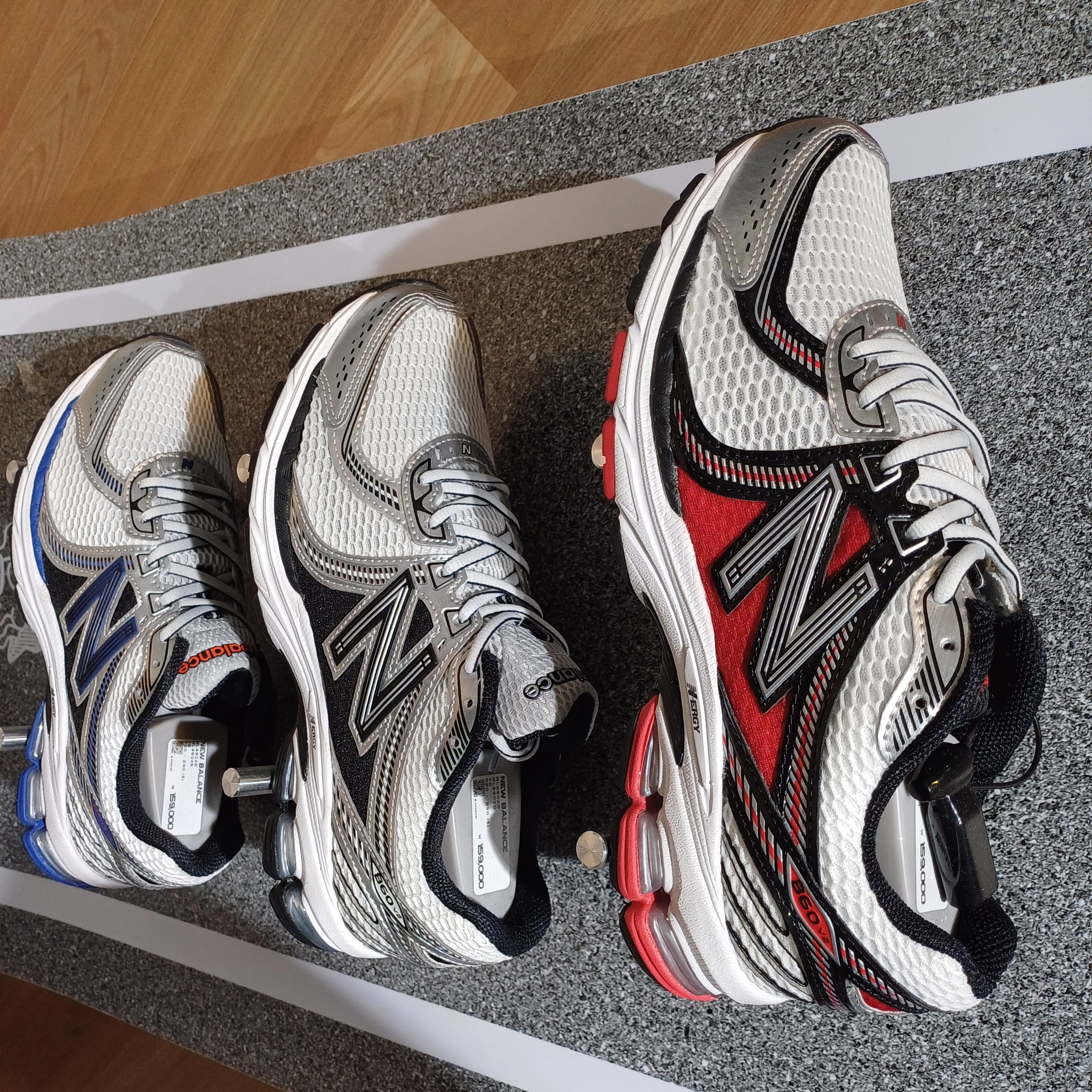 New Balance 860v2 White Black 착용 스타일 - 2