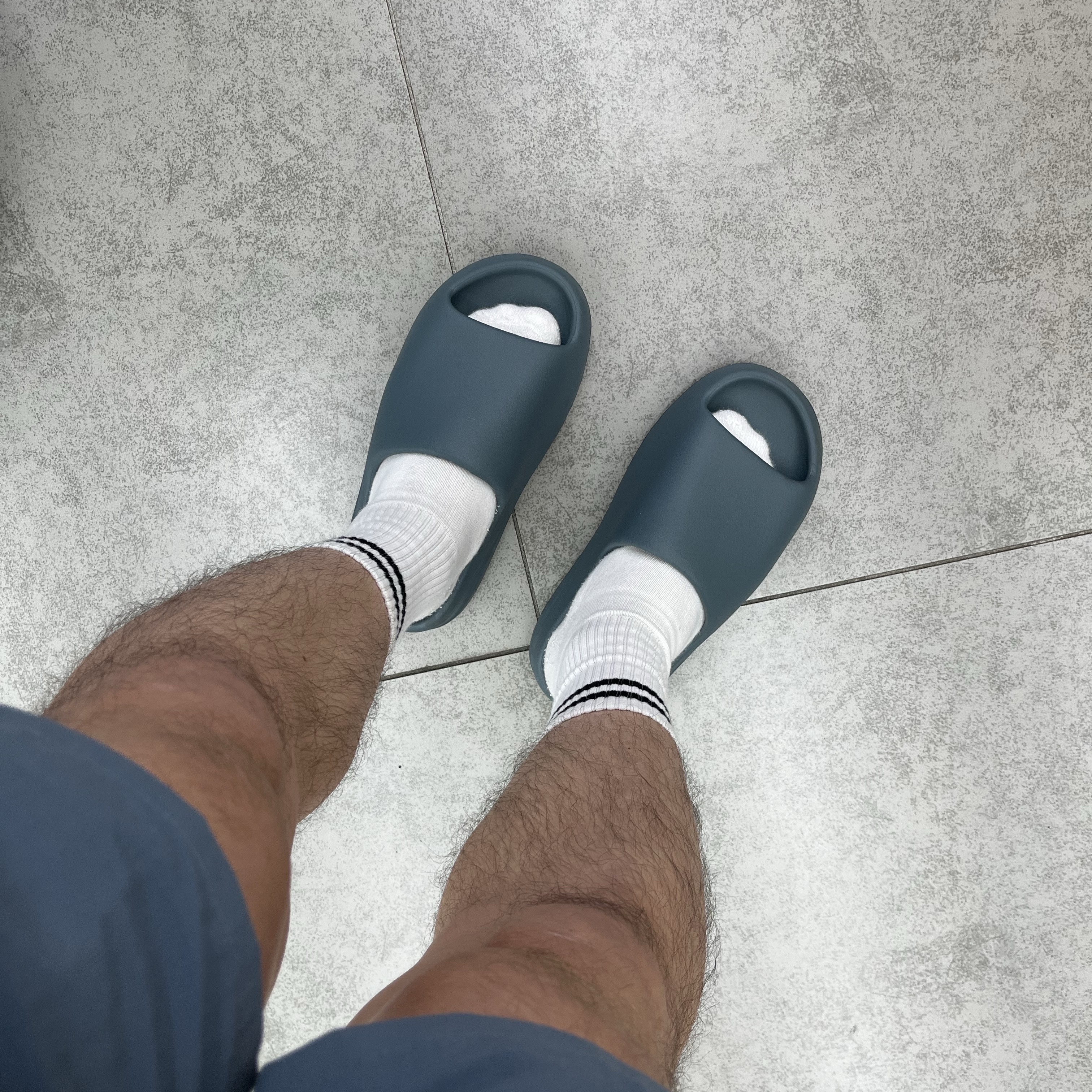 Adidas Yeezy Slide Slate Marine 착용 스타일