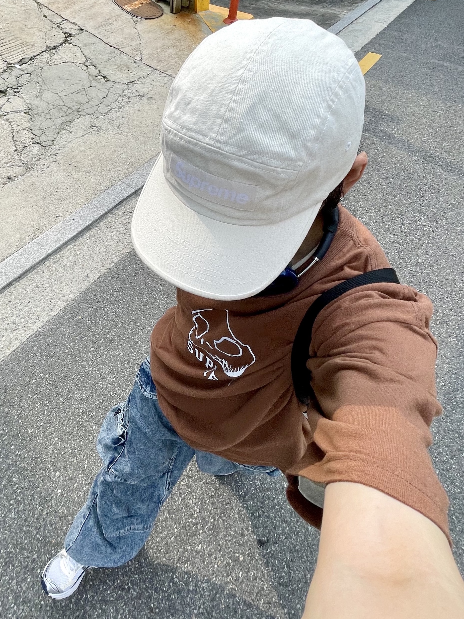 (W) Asics Gel-Kayano 14 White Midnight, Supreme Skeleton T-Shirt Brown - 23FW 착용 스타일 - 2