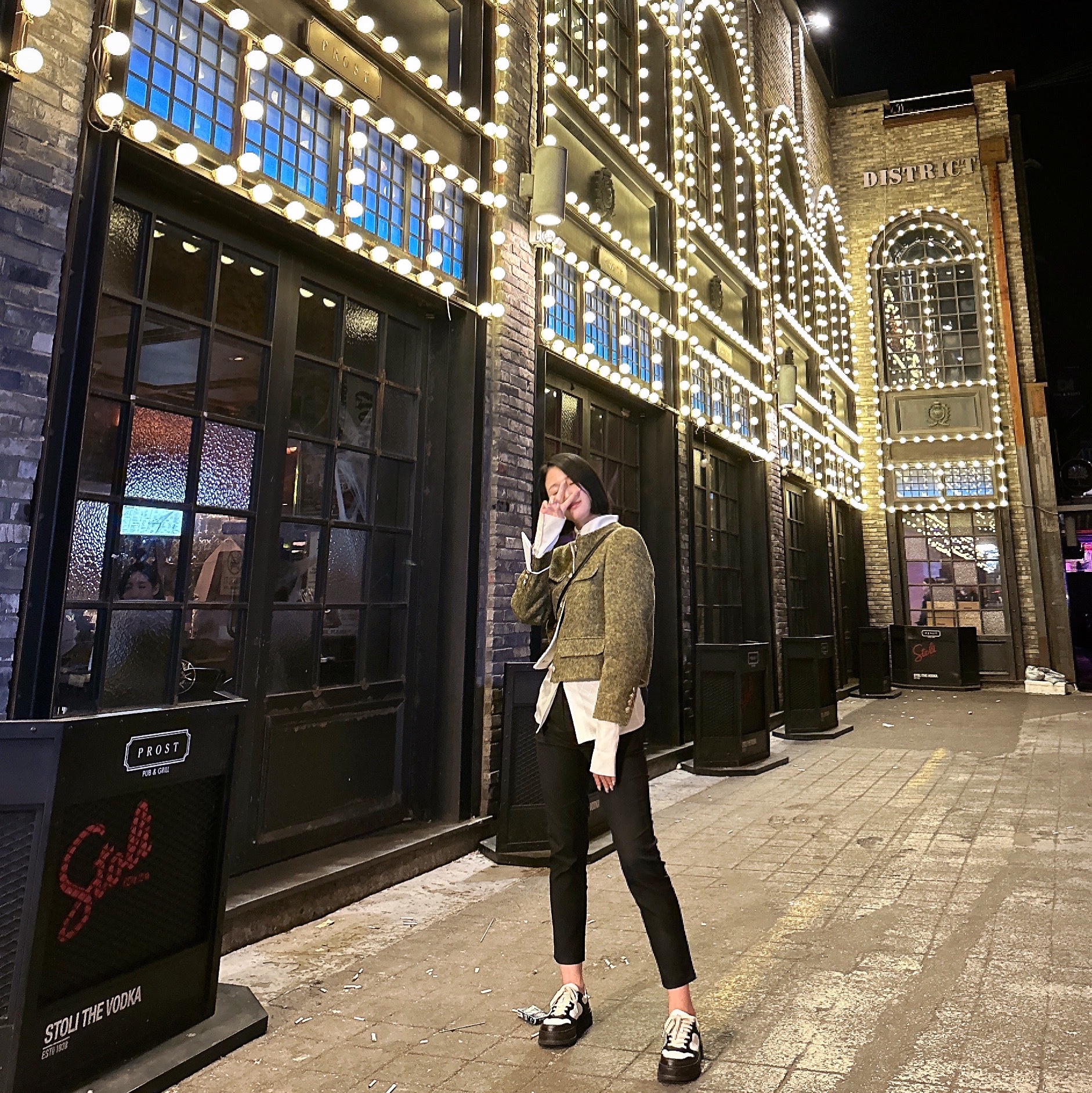Gucci GG Embossed Sneaker White Black Leather 착용 스타일
