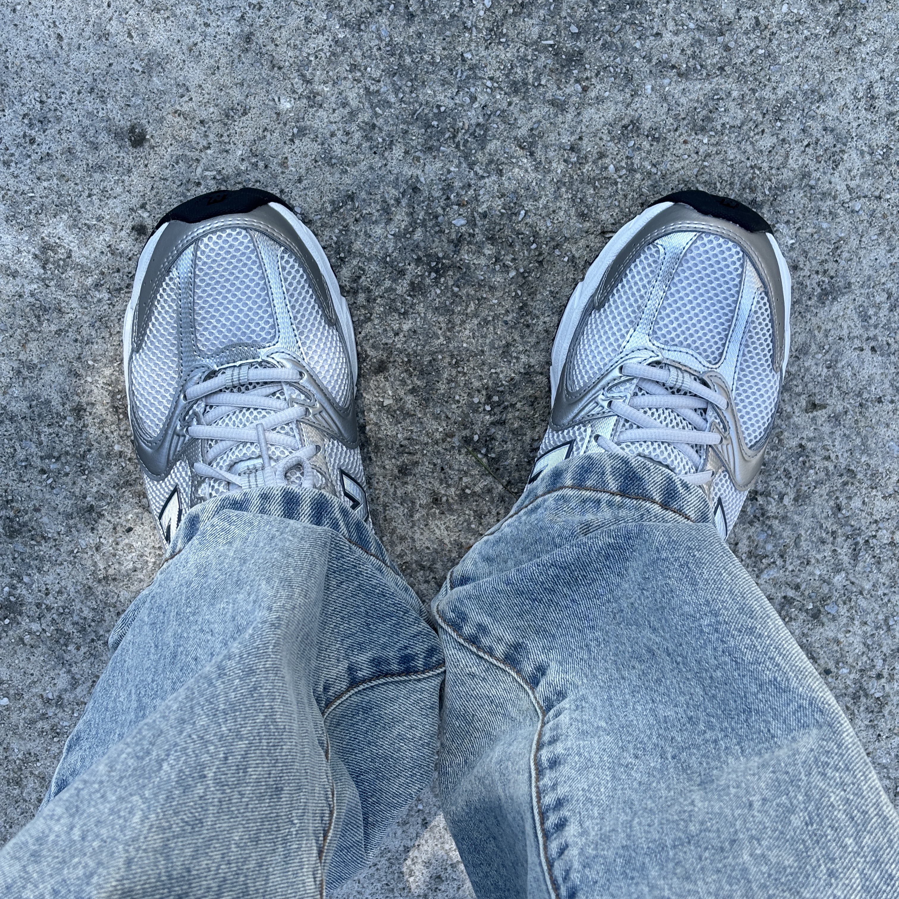 New Balance 530 Grey Matter Silver Metallic 착용 스타일