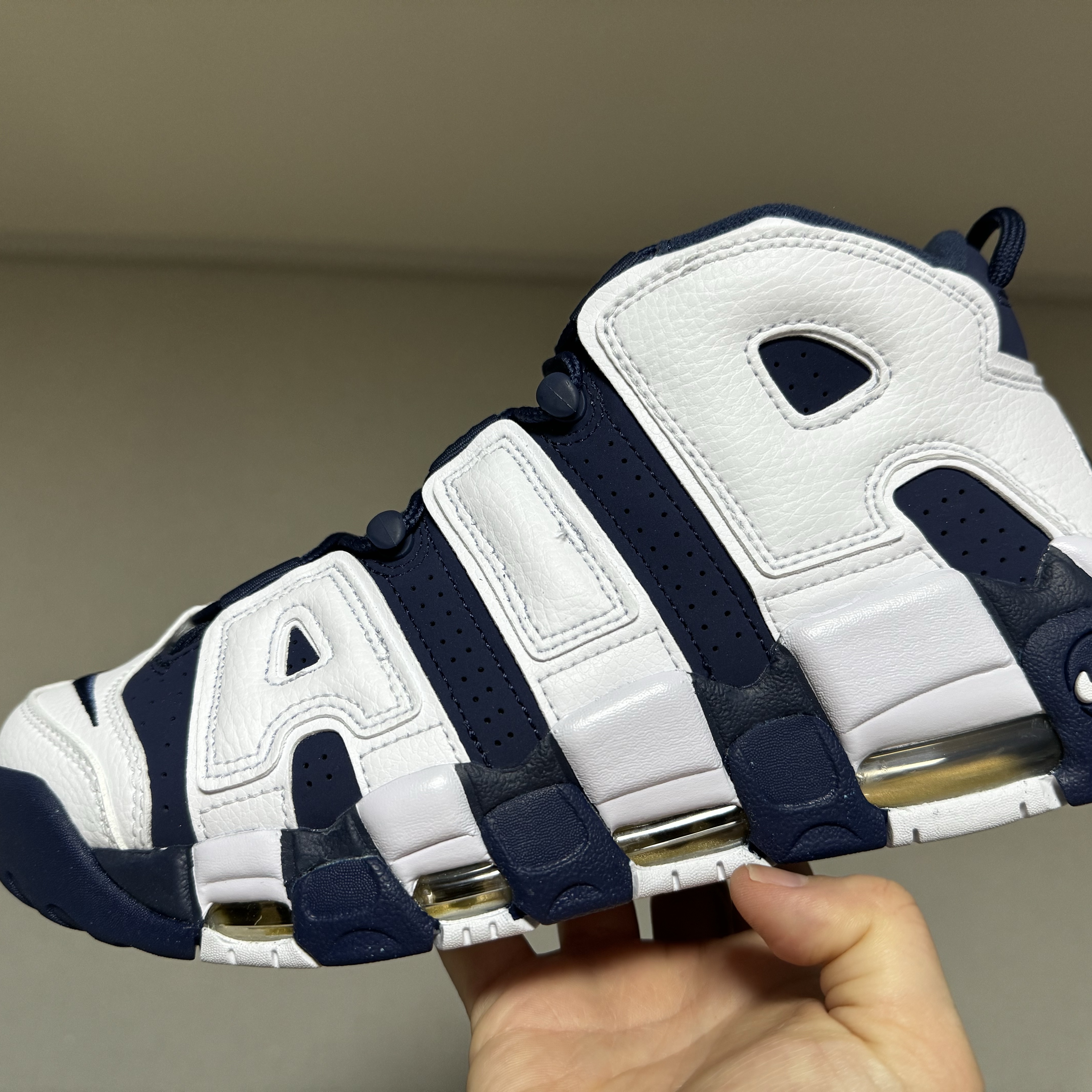 Nike Air More Uptempo 96 White Midnight Navy 착용 스타일 - 7