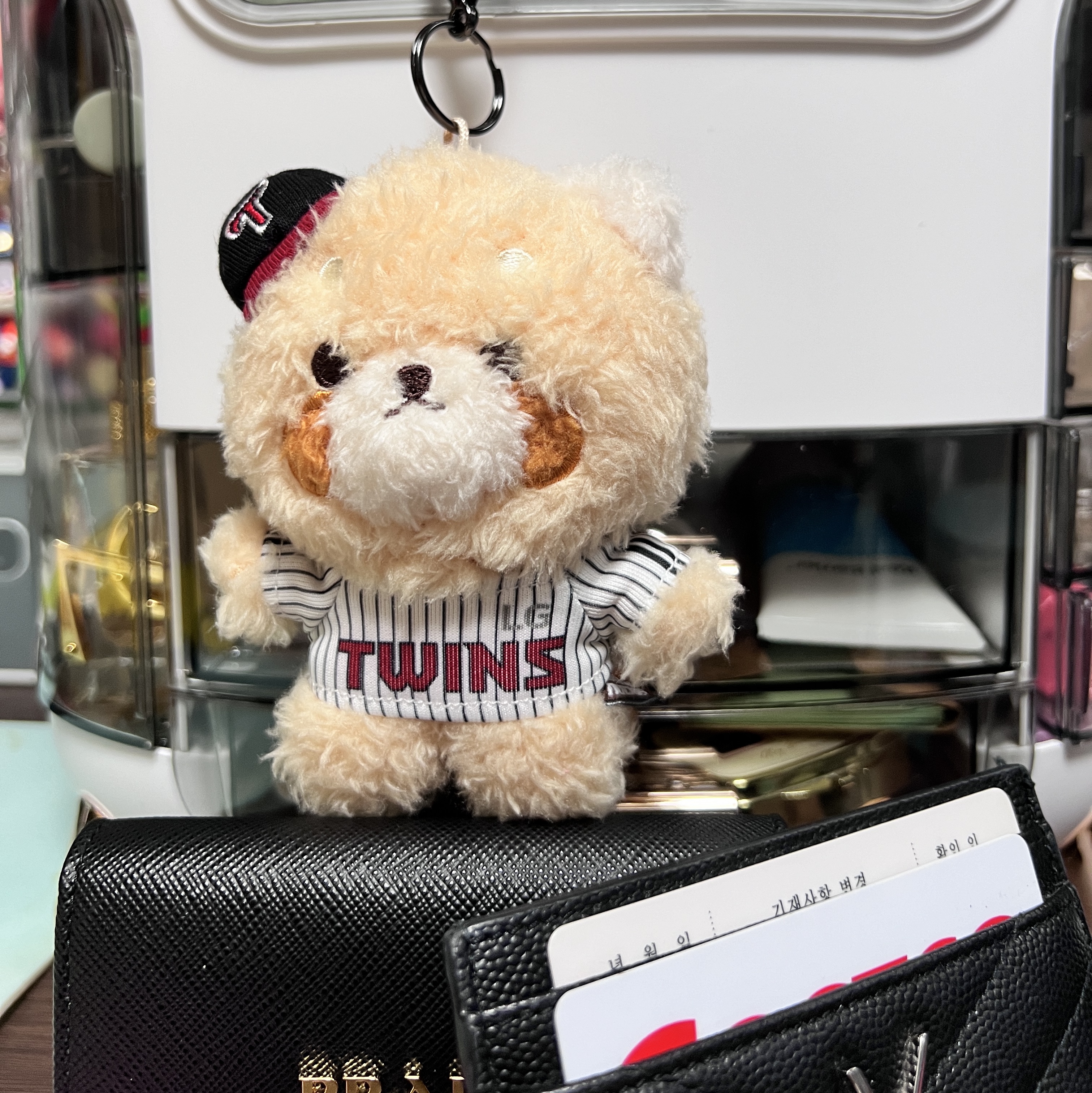 Lessey & Friends x KBO The Strongest Lessey Stuffed Toy Keyring LG Twins 착용 스타일 - 1