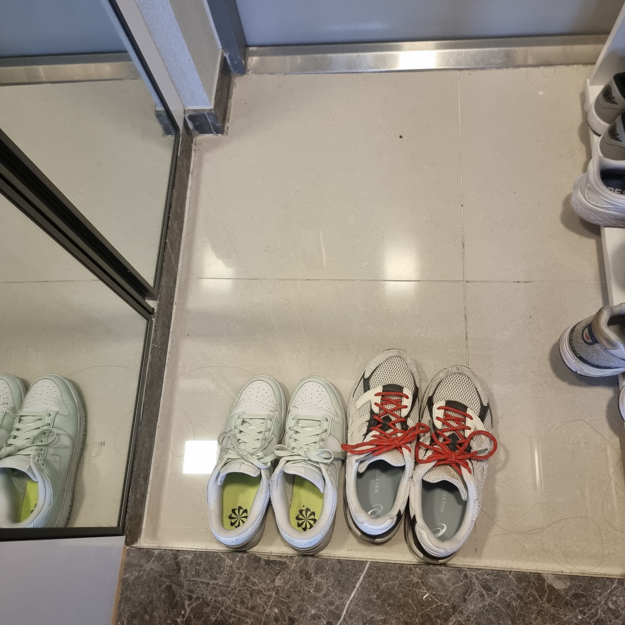 Asics x Hal Studios Gel-1130 MK-III Glacier, (W) Nike Dunk Low Next Nature Barely Green and White 착용 스타일