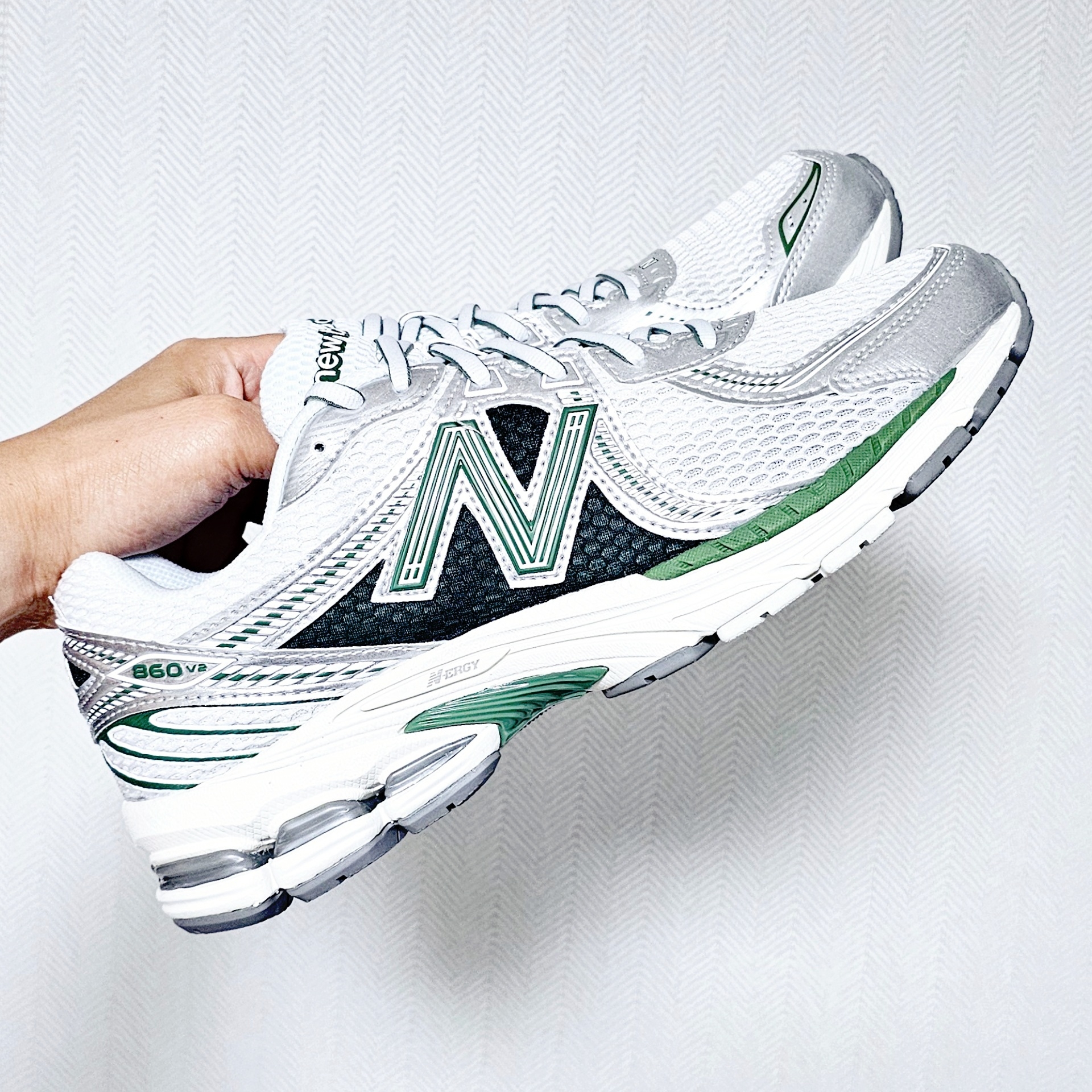 New Balance 860v2 Mallard Green Silver 착용 스타일