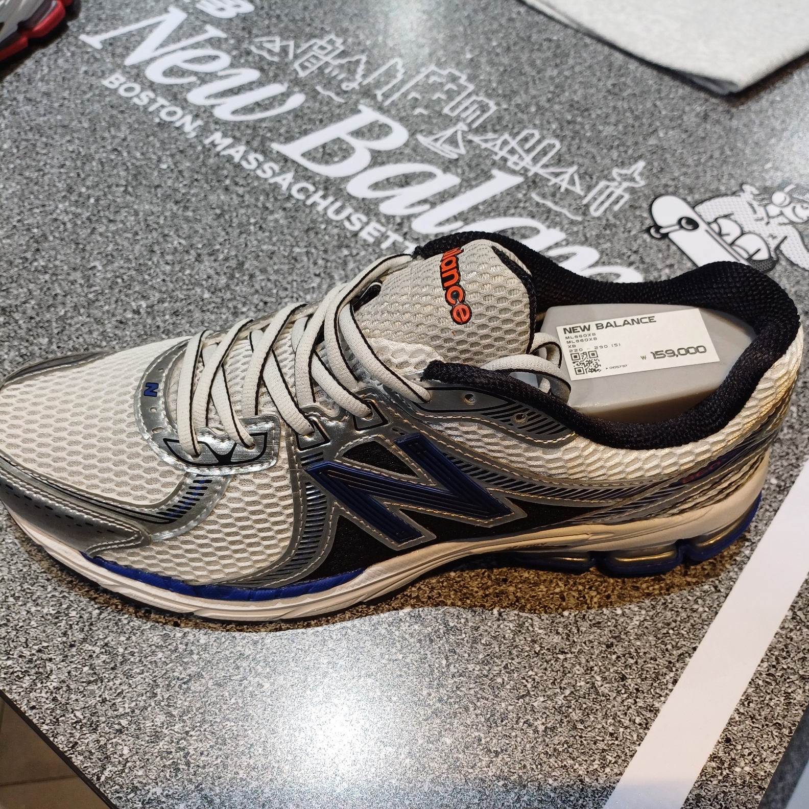 New Balance 860v2 White Black 착용 스타일 - 1