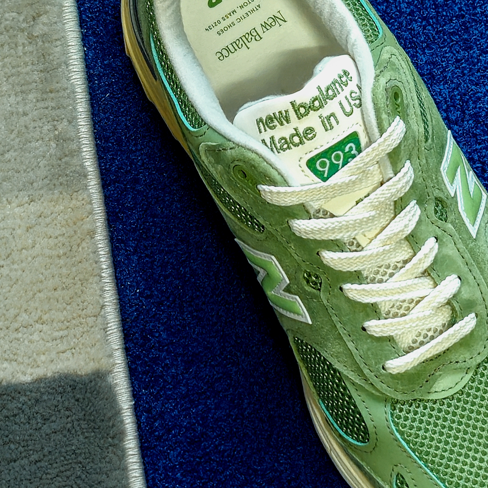 New Balance 993 Made in USA Chive Sea Salt 착용 스타일 - 2