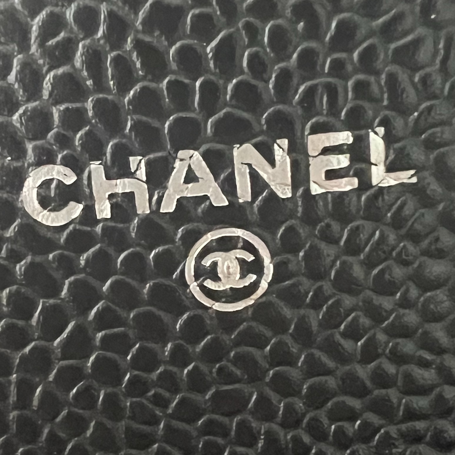 Chanel Classic Card Holder Grained Calfskin & Silver Black 착용 스타일 - 1