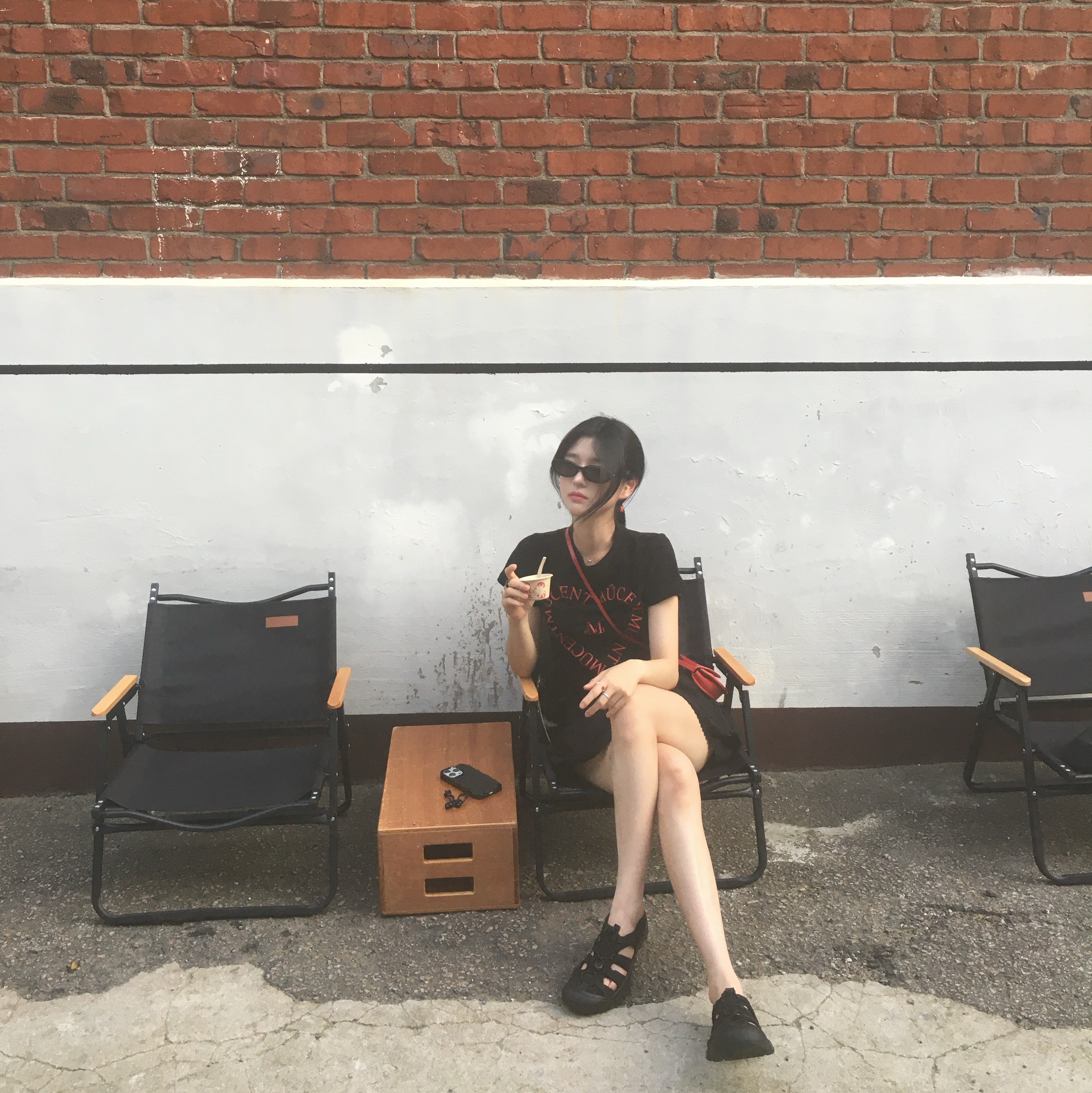 Gentle Monster Bandoneon.S 01 Black, (W) Keen Newport H2 Triple Black 착용 스타일 - 1