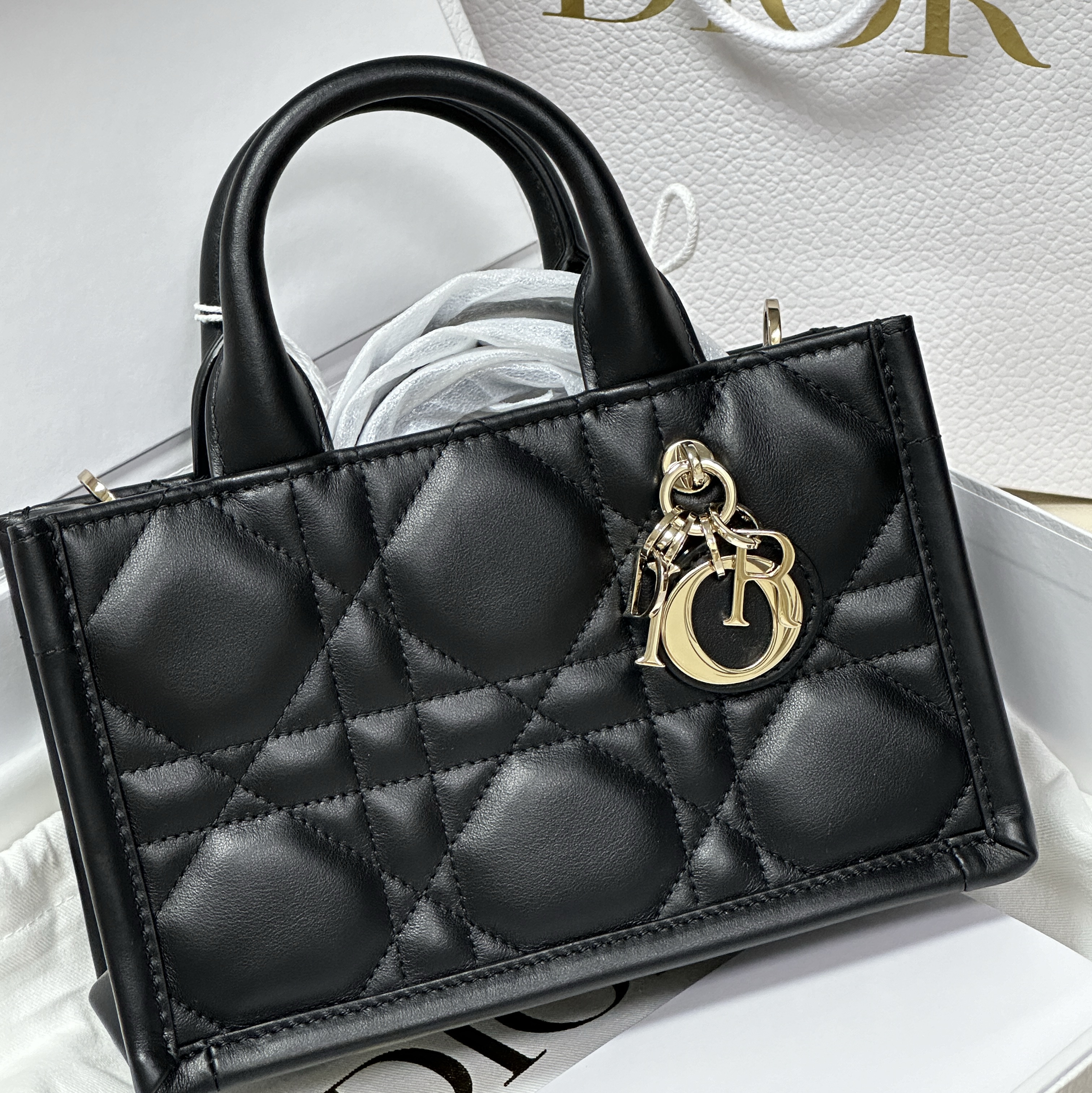 Dior Mini Book Tote with Strap Macrocannage Calfskin Black 착용 스타일