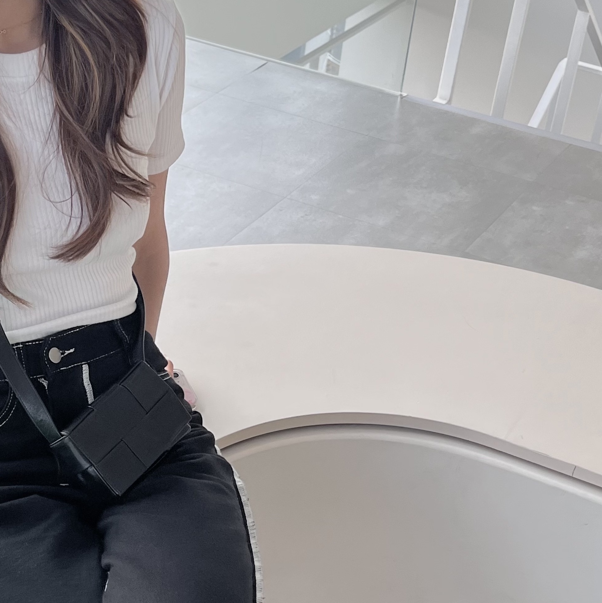 Bottega Veneta Mini Leather Cassette Black 착용 스타일