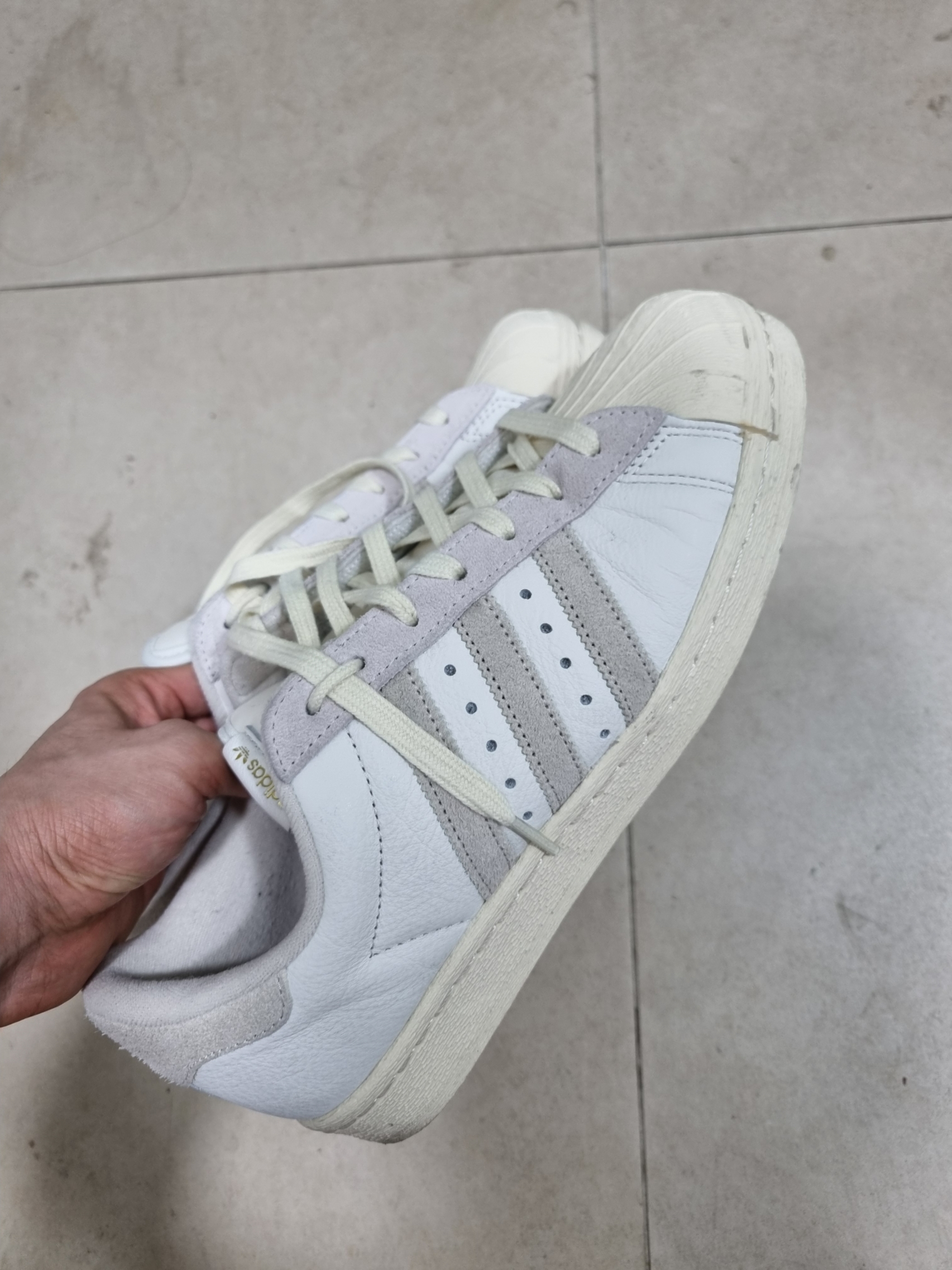 Adidas Superstar 82 White Aluminum 착용 스타일 - 2