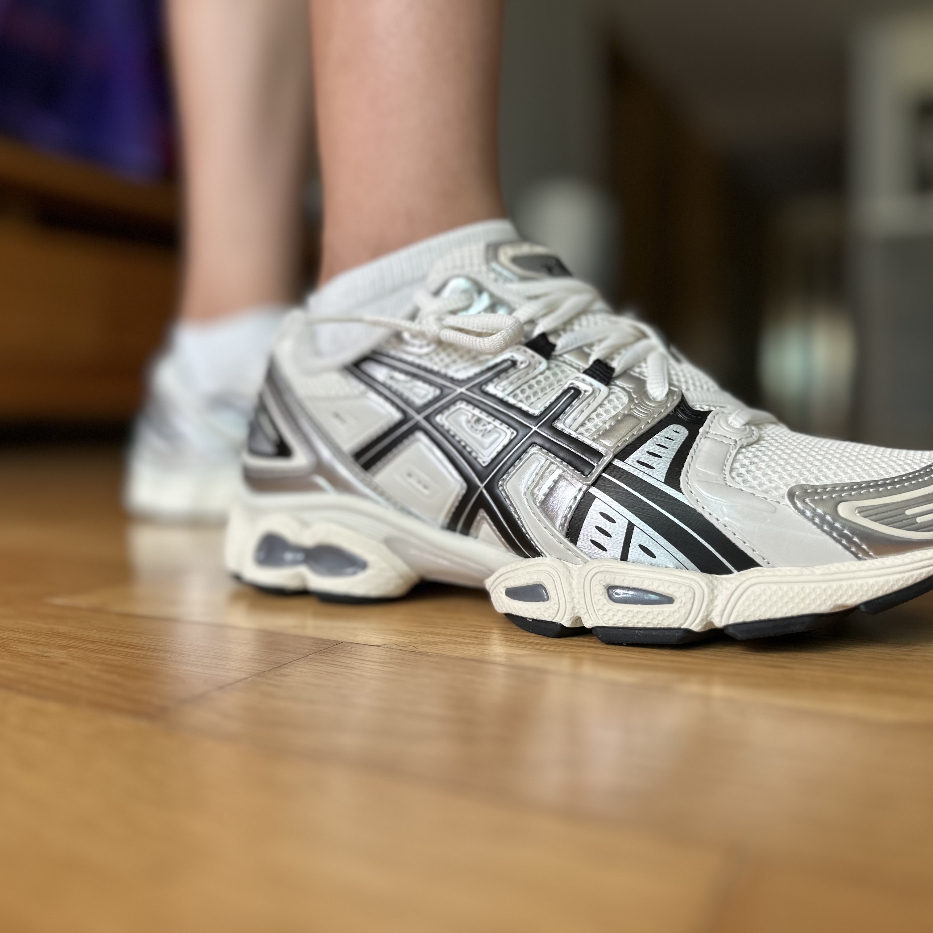 Asics Gel-Nimbus 9 Cream Black 착용 스타일 - 3