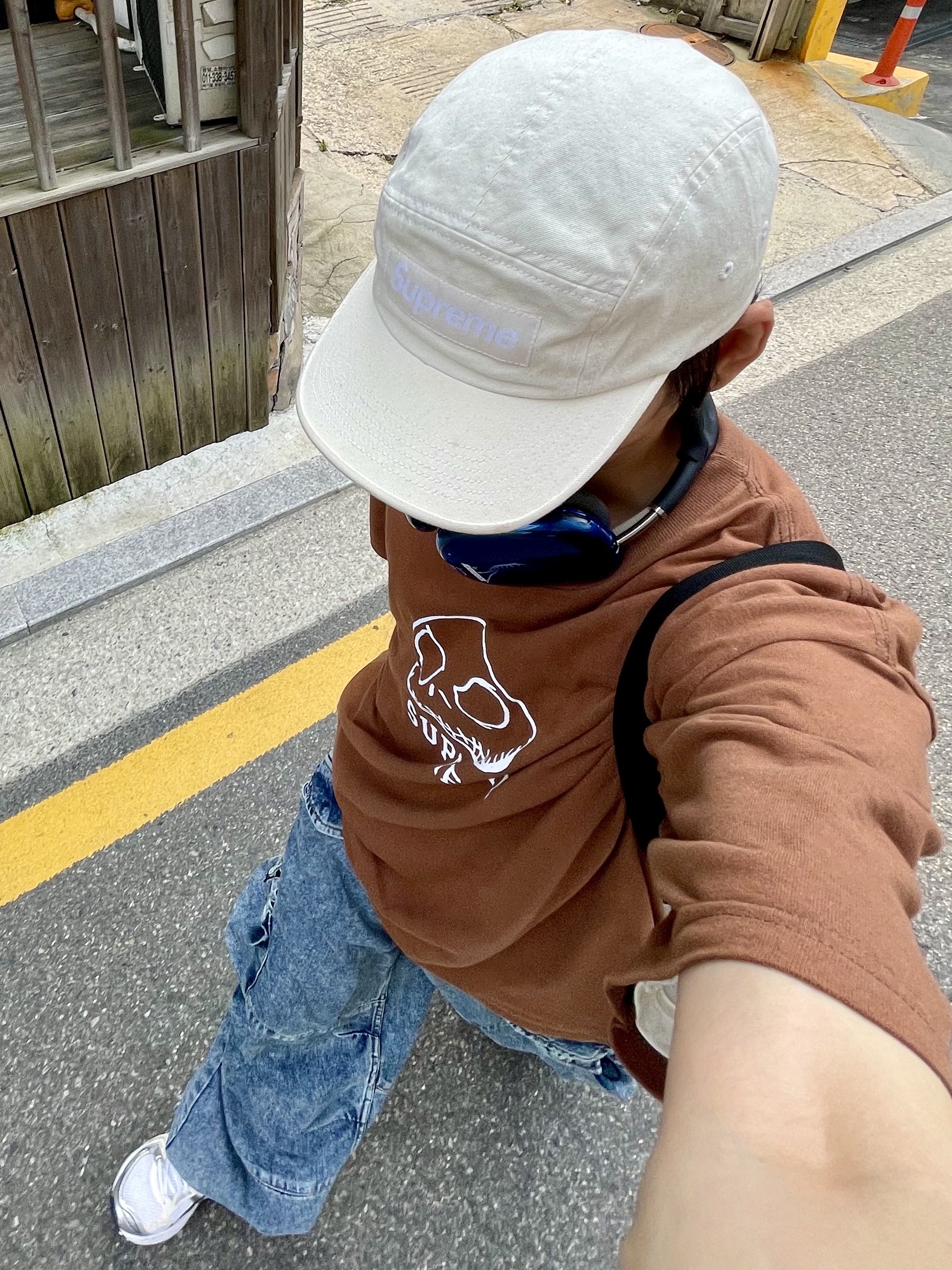 (W) Asics Gel-Kayano 14 White Midnight, Supreme Skeleton T-Shirt Brown - 23FW 착용 스타일 - 4