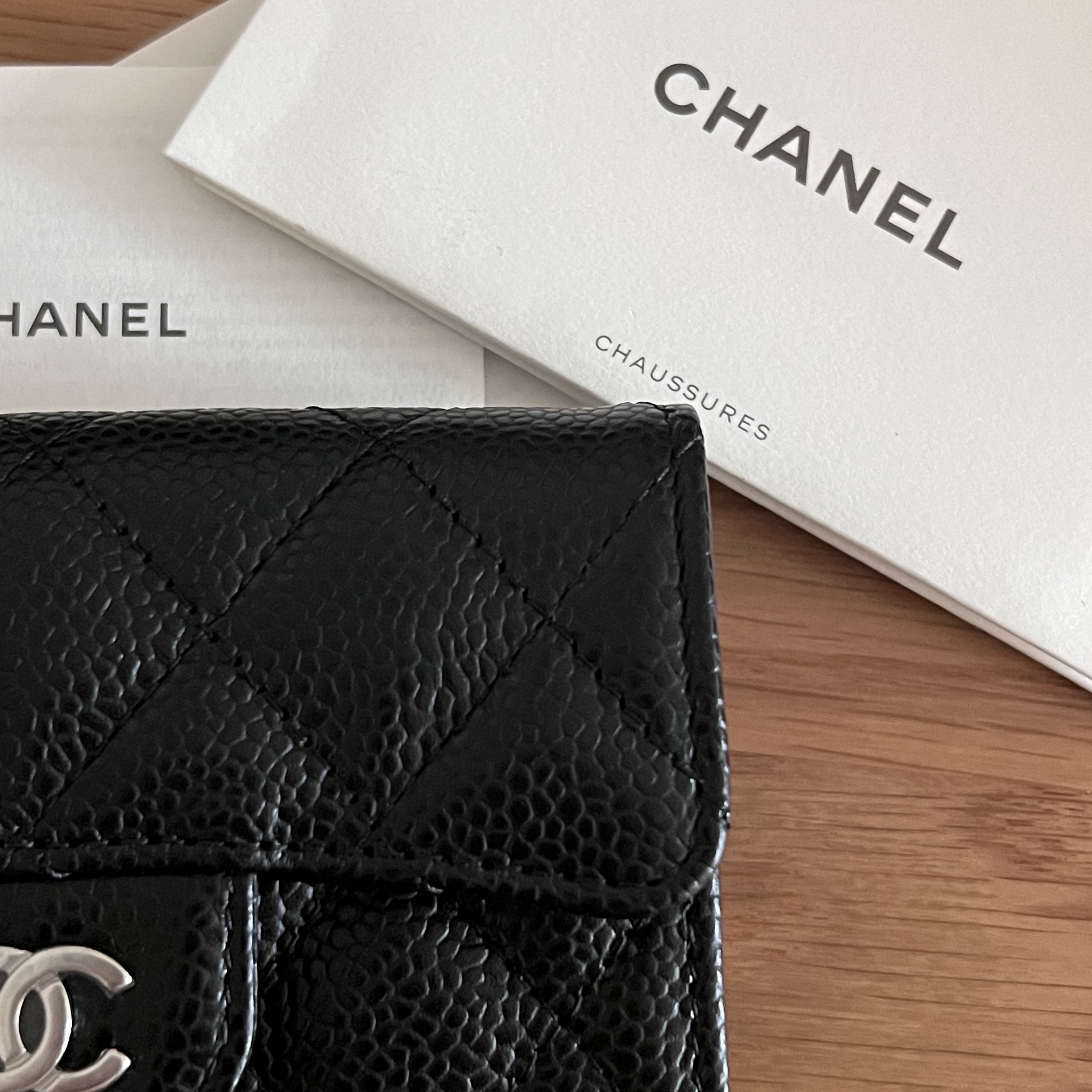 Chanel Classic Card Holder Grained Calfskin & Silver Black 착용 스타일