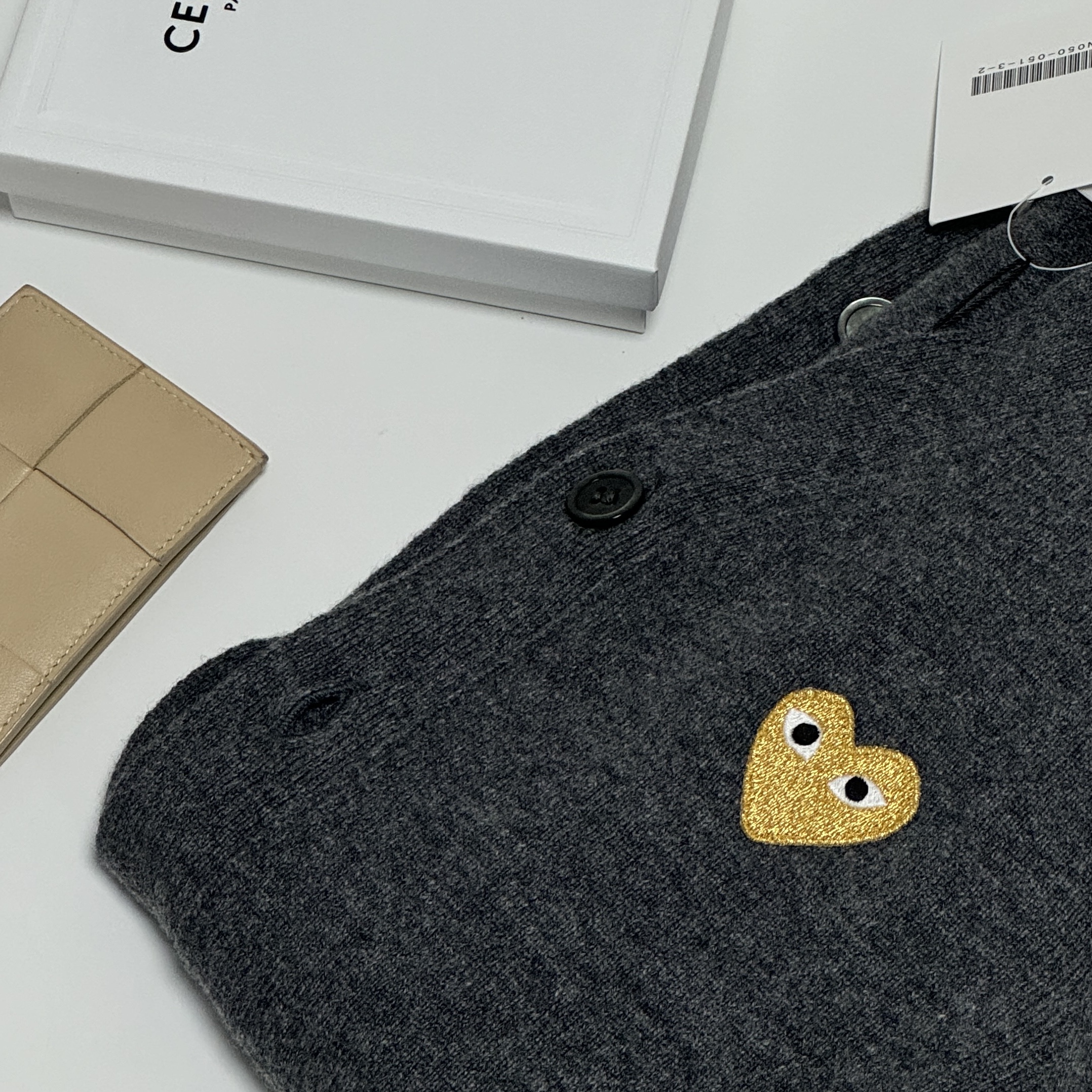Bottega Veneta Credit Card Case Lambskin & Calfskin Porridge, Play Comme des Garcons Gold Heart Knit Cardigan Mid Grey 착용 스타일