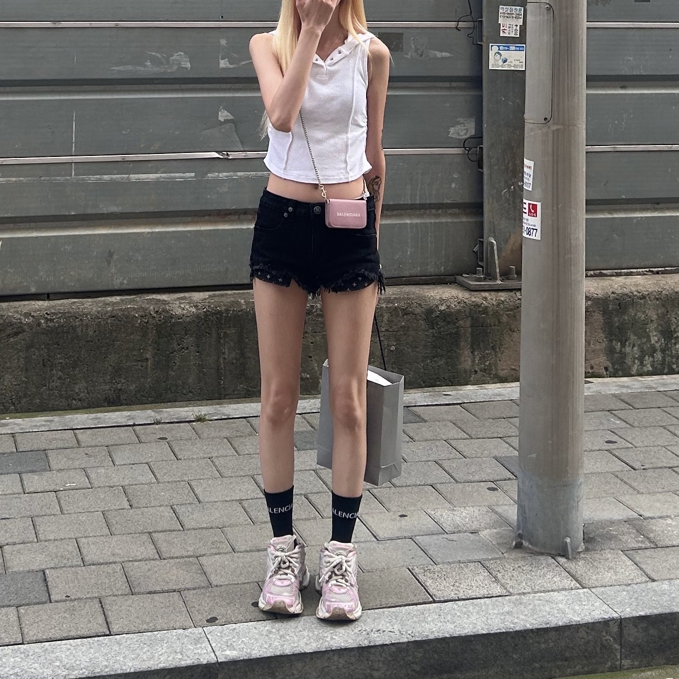 Balenciaga Cash Mini Wallet On Chain Pink, (W) SMFK Wildworld Rock High Waist Short Jeans Black 착용 스타일
