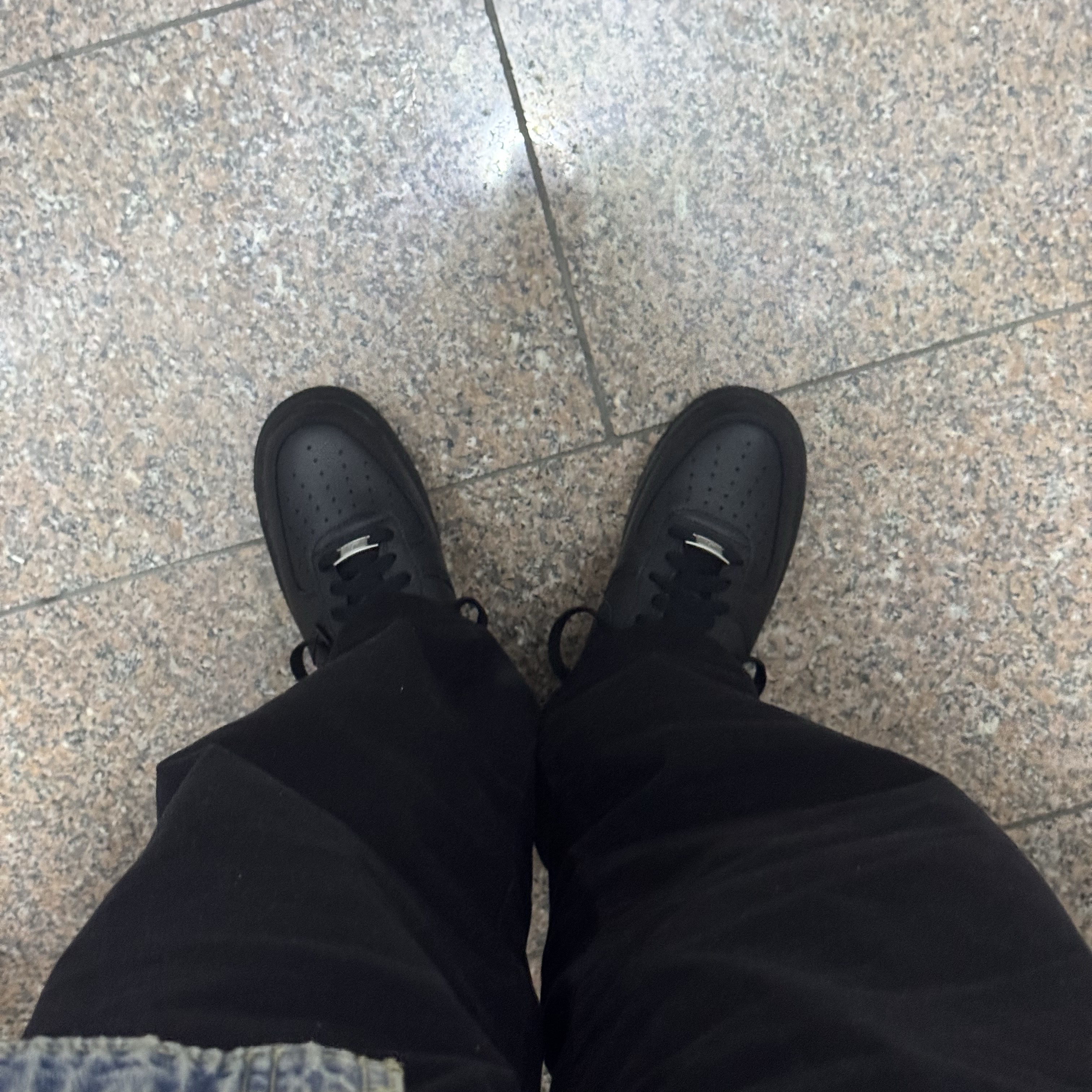 Nike Air Force 1 '07 Low Triple Black 착용 스타일