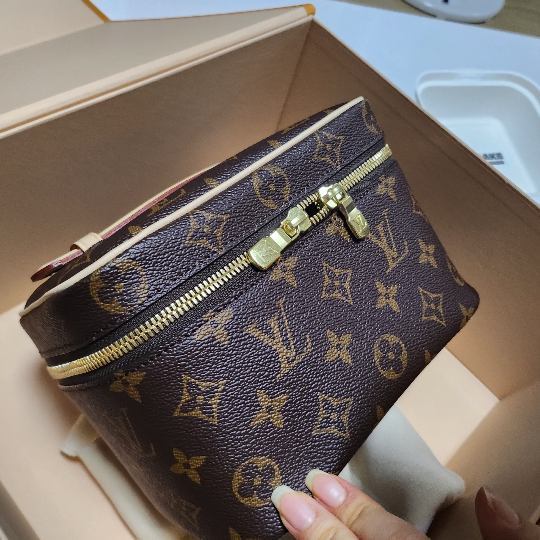 Louis Vuitton Nice Mini Toiletry Pouch Monogram 착용 스타일 - 3
