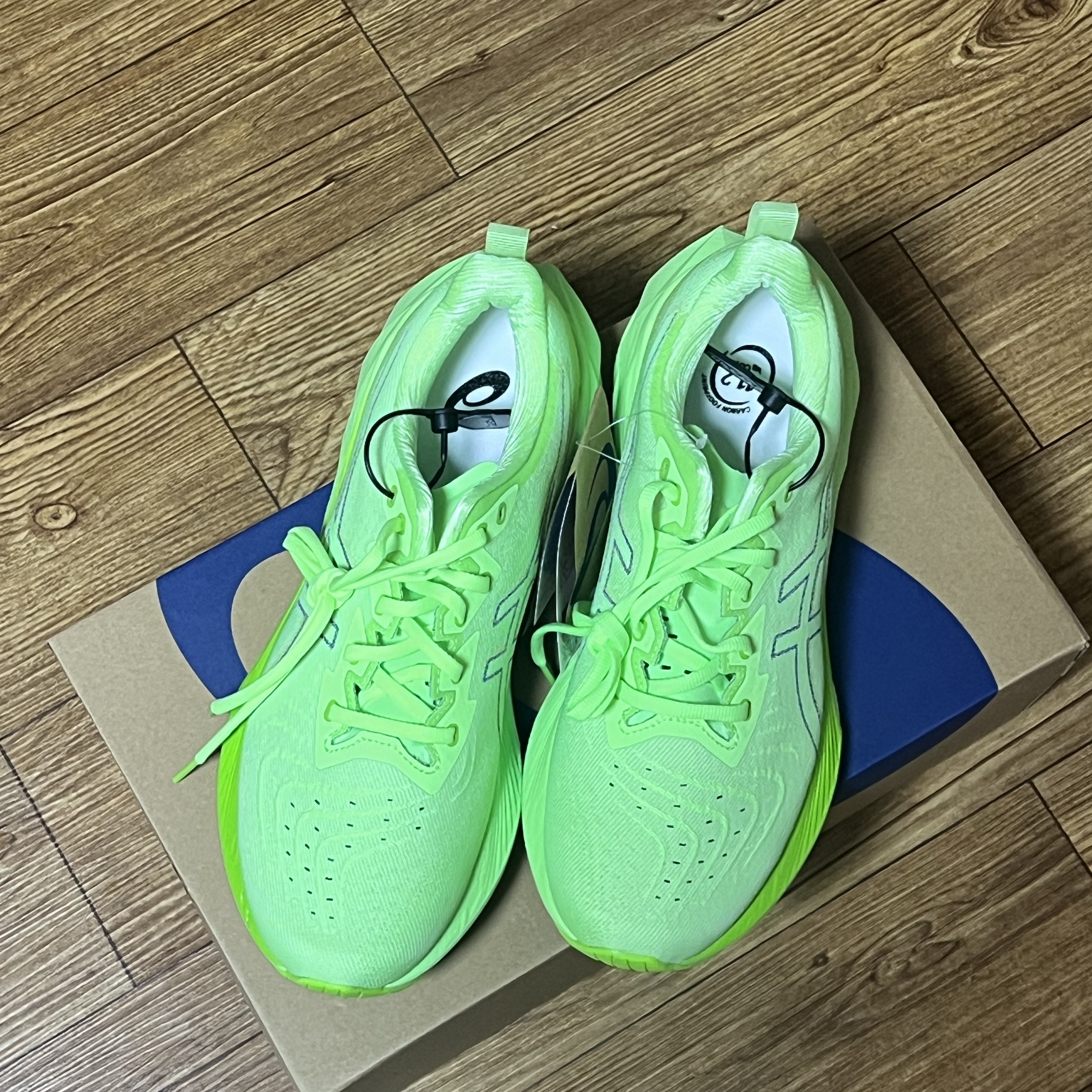 Asics Novablast 4 Illuminate Green Lime Burst - 2E Wide 착용 스타일