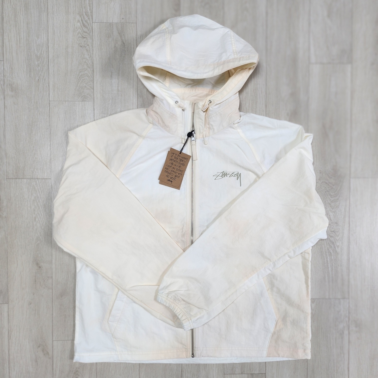 Stussy Wave Dye Beach Shell Jacket Bone 착용 스타일 - 1