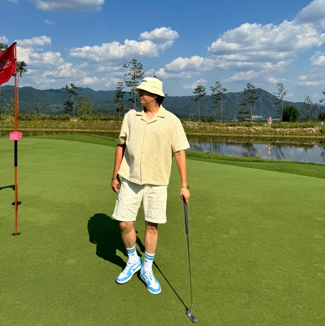 Jordan 1 Low Golf White and University Blue 착용 스타일 - 2