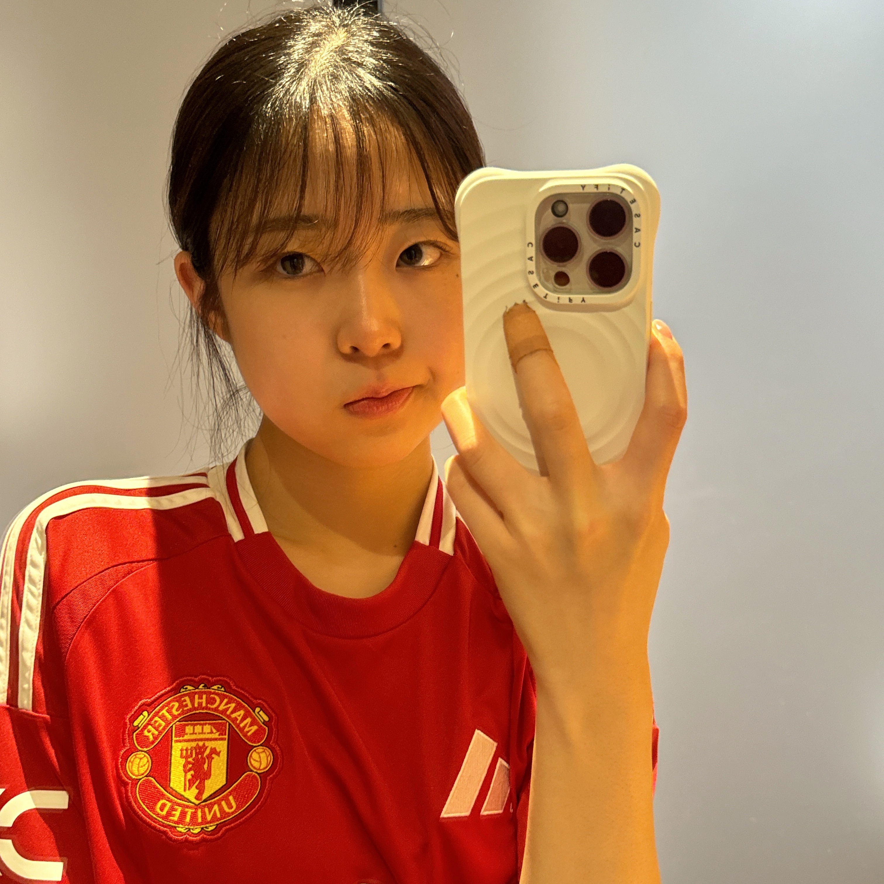 Adidas Manchester United 2024/25 Home Jersey Manchester United FC Red - KR Sizing (Non Marking Ver.), Casetify iPhone MagSafe Ripple Case White 착용 스타일 - 1