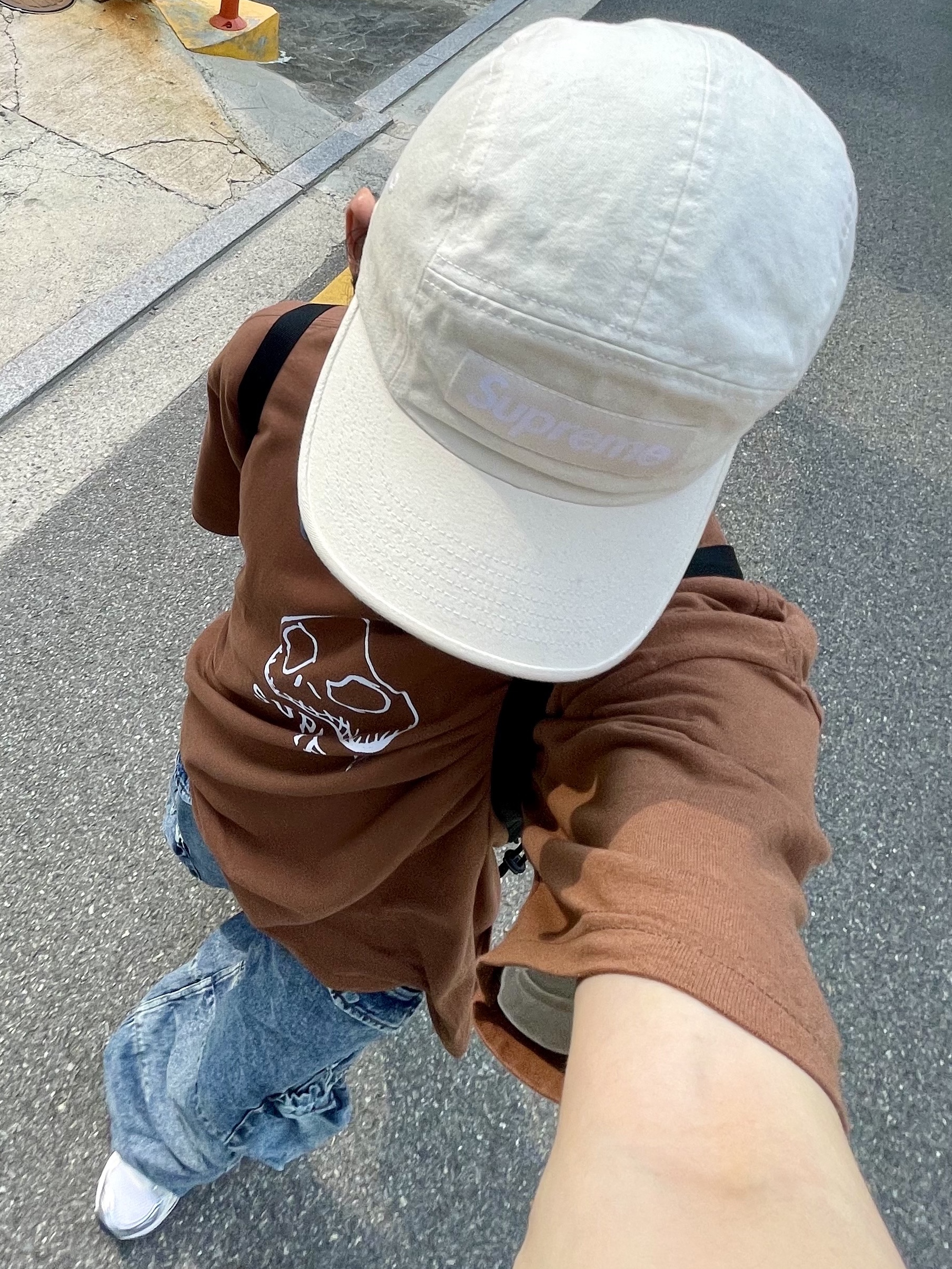 (W) Asics Gel-Kayano 14 White Midnight, Supreme Skeleton T-Shirt Brown - 23FW 착용 스타일 - 1