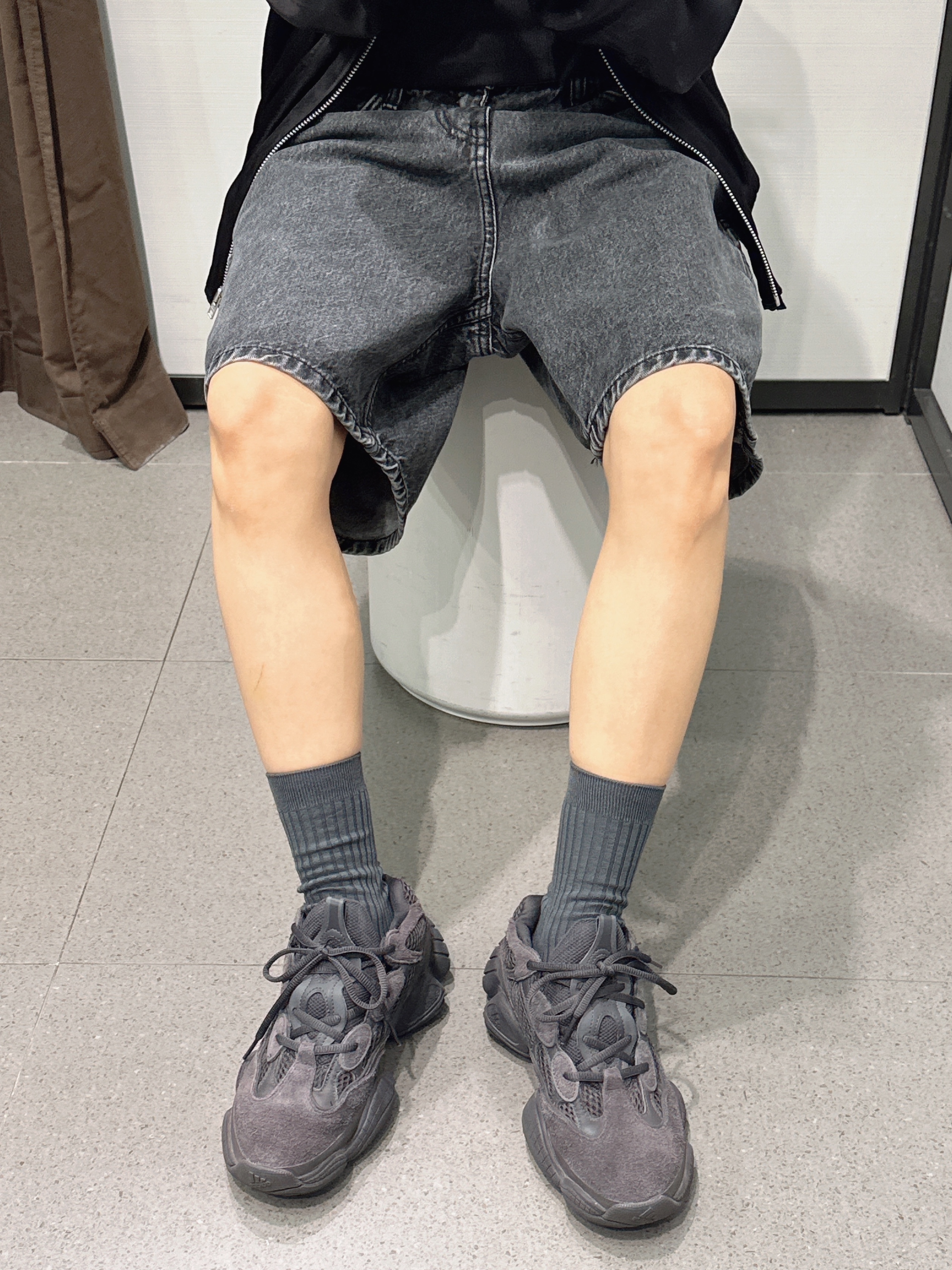 Chanel J12 Watch 33mm Quartz Black, Adidas Yeezy 500 Utility Black 2022/2023 착용 스타일 - 4