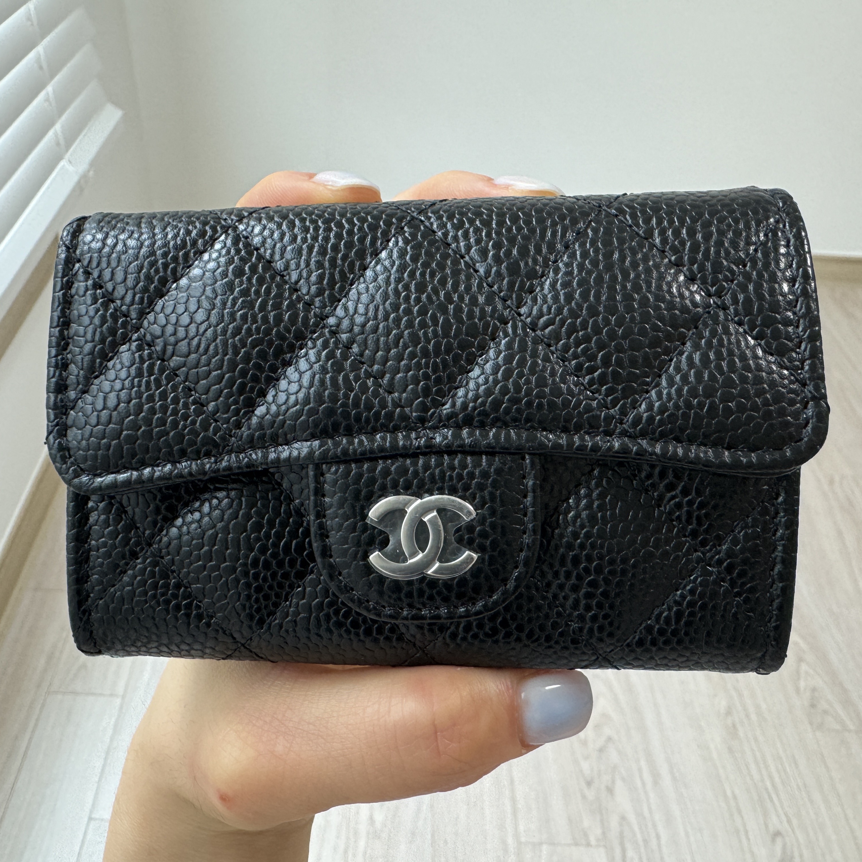 Chanel Classic Card Holder Grained Calfskin & Silver Black 착용 스타일 - 2