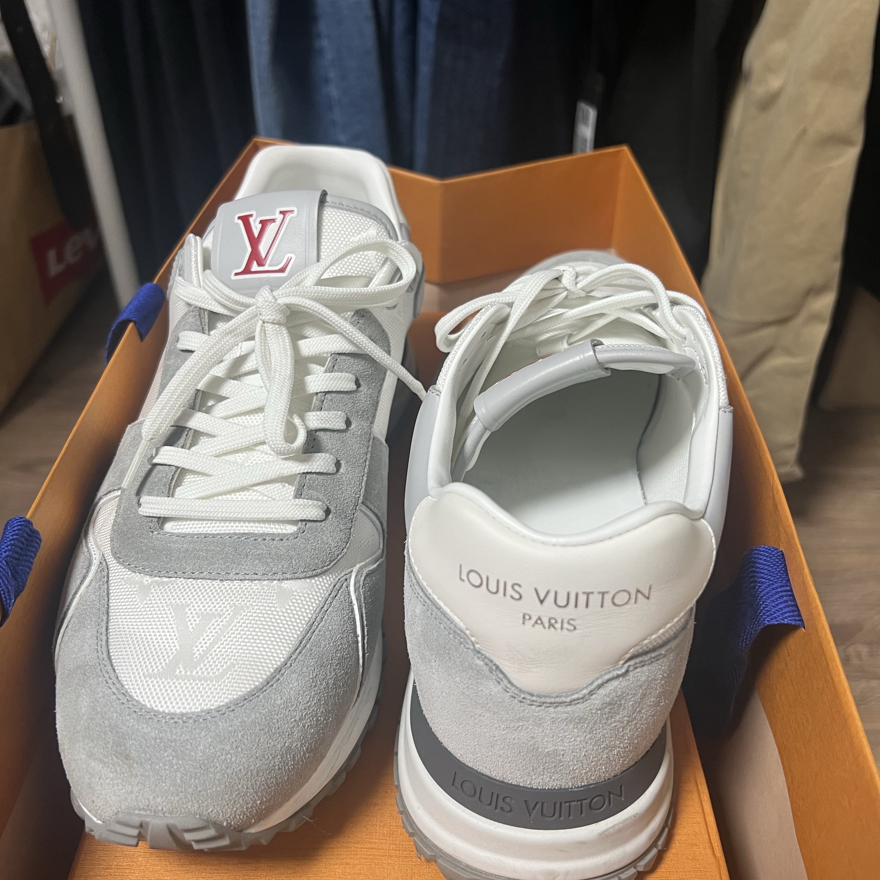 Louis Vuitton Run Away Sneakers Iridescent Textile White 착용 스타일 - 3